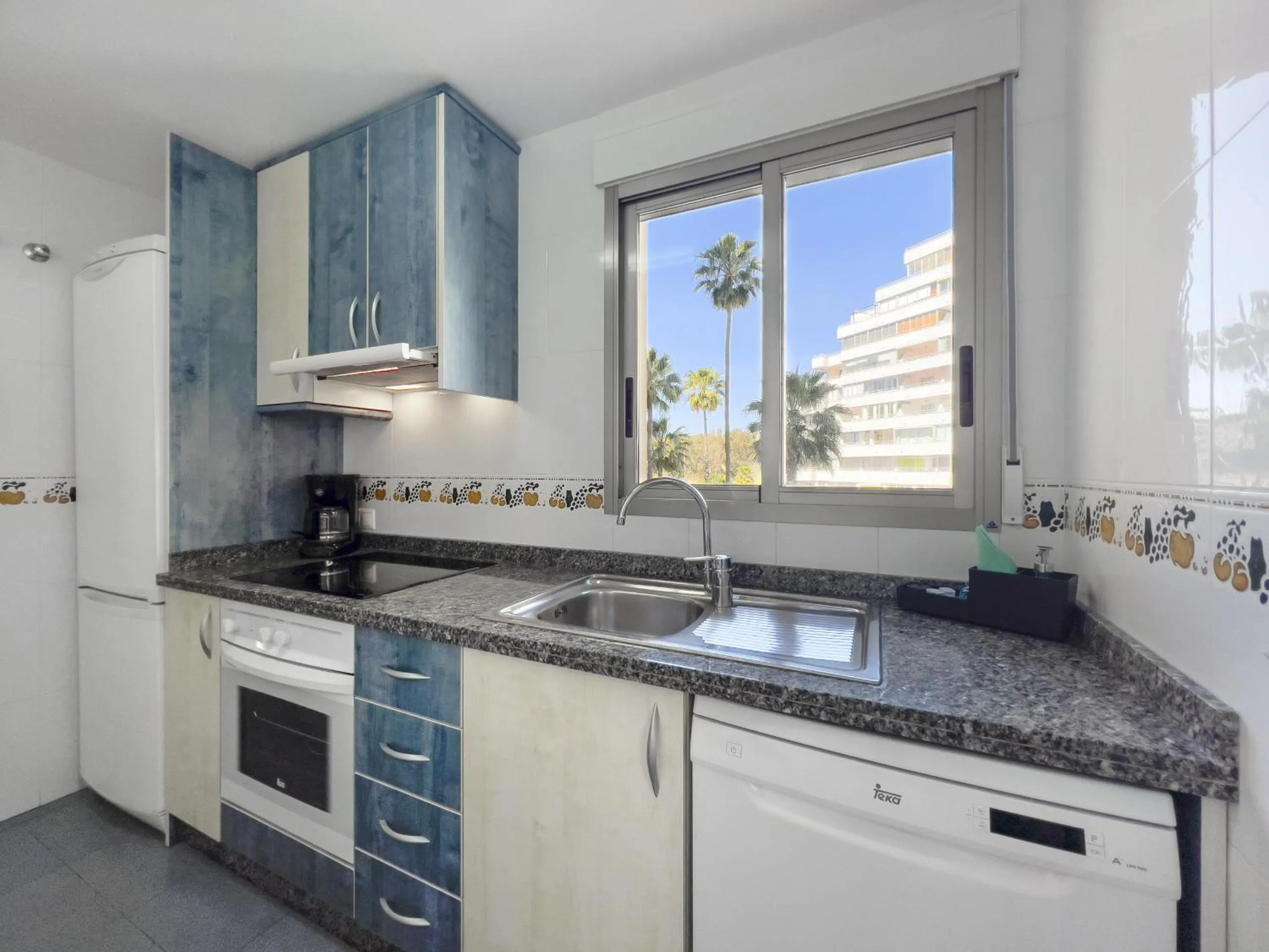 Kitchen or kitchenette in Apartamentos Hipocampos Calpe Rent Apart
