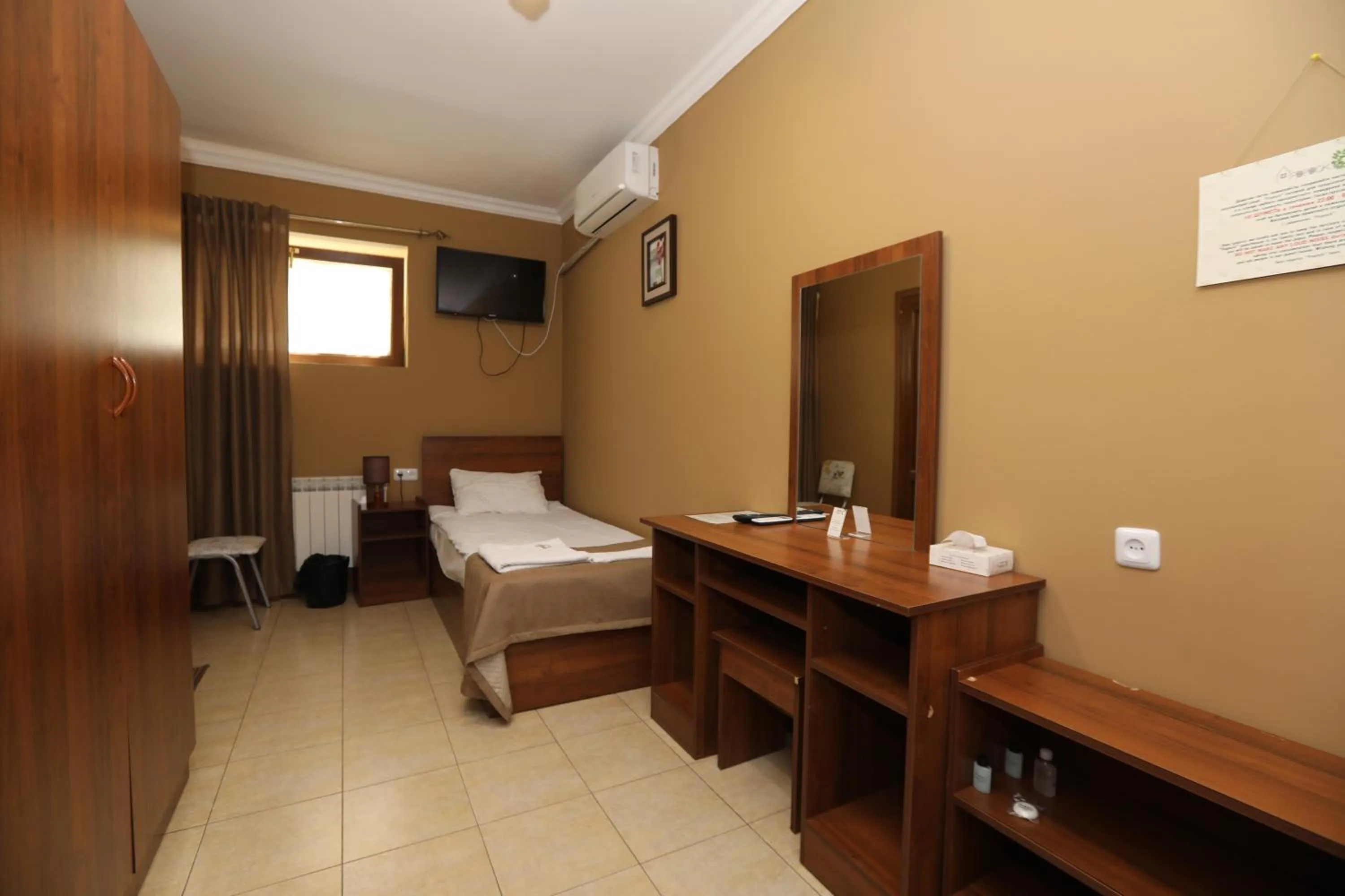 Photo of the whole room, Bed in Popock Baghramyan