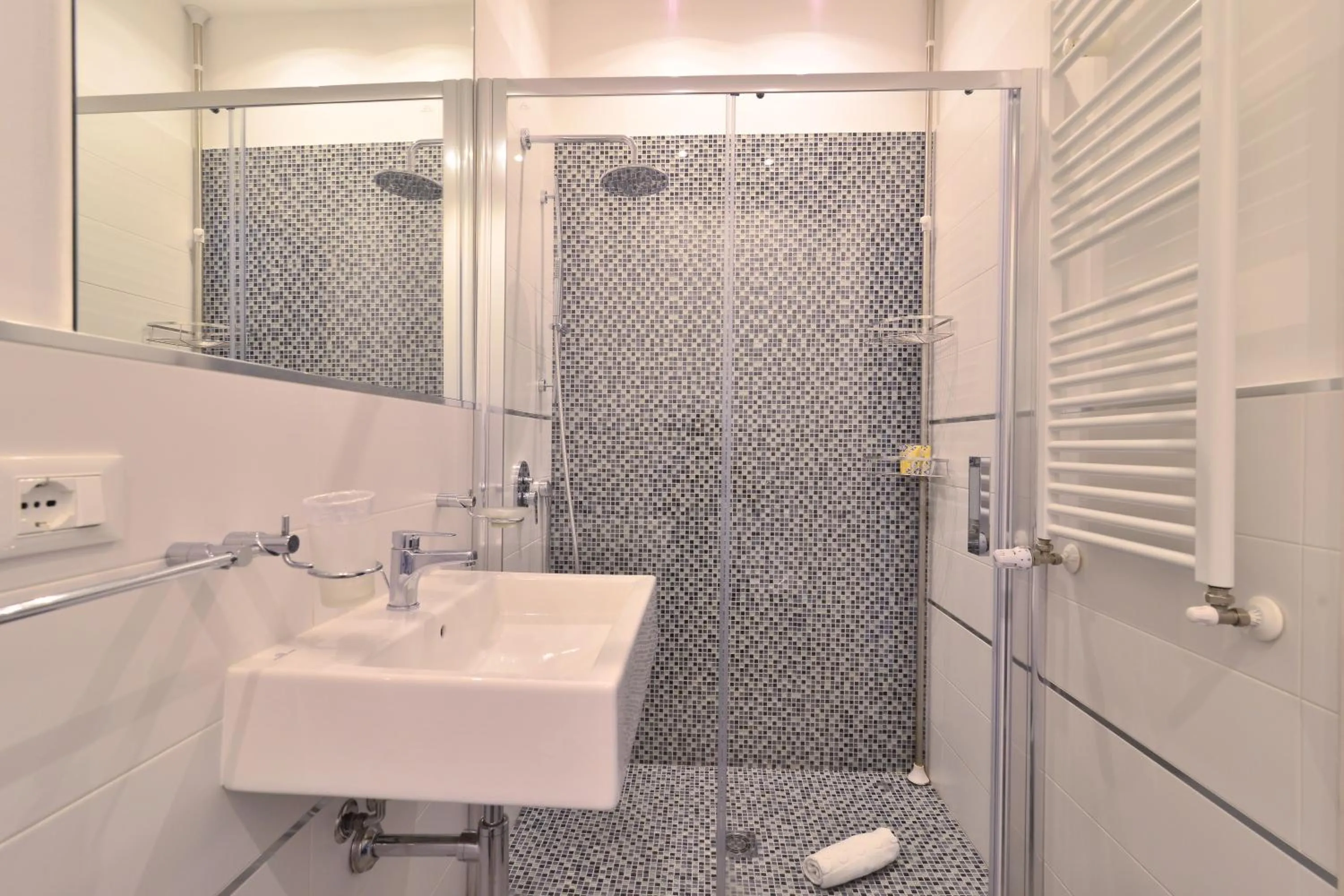 Shower in B&B Le Porte Del Centro