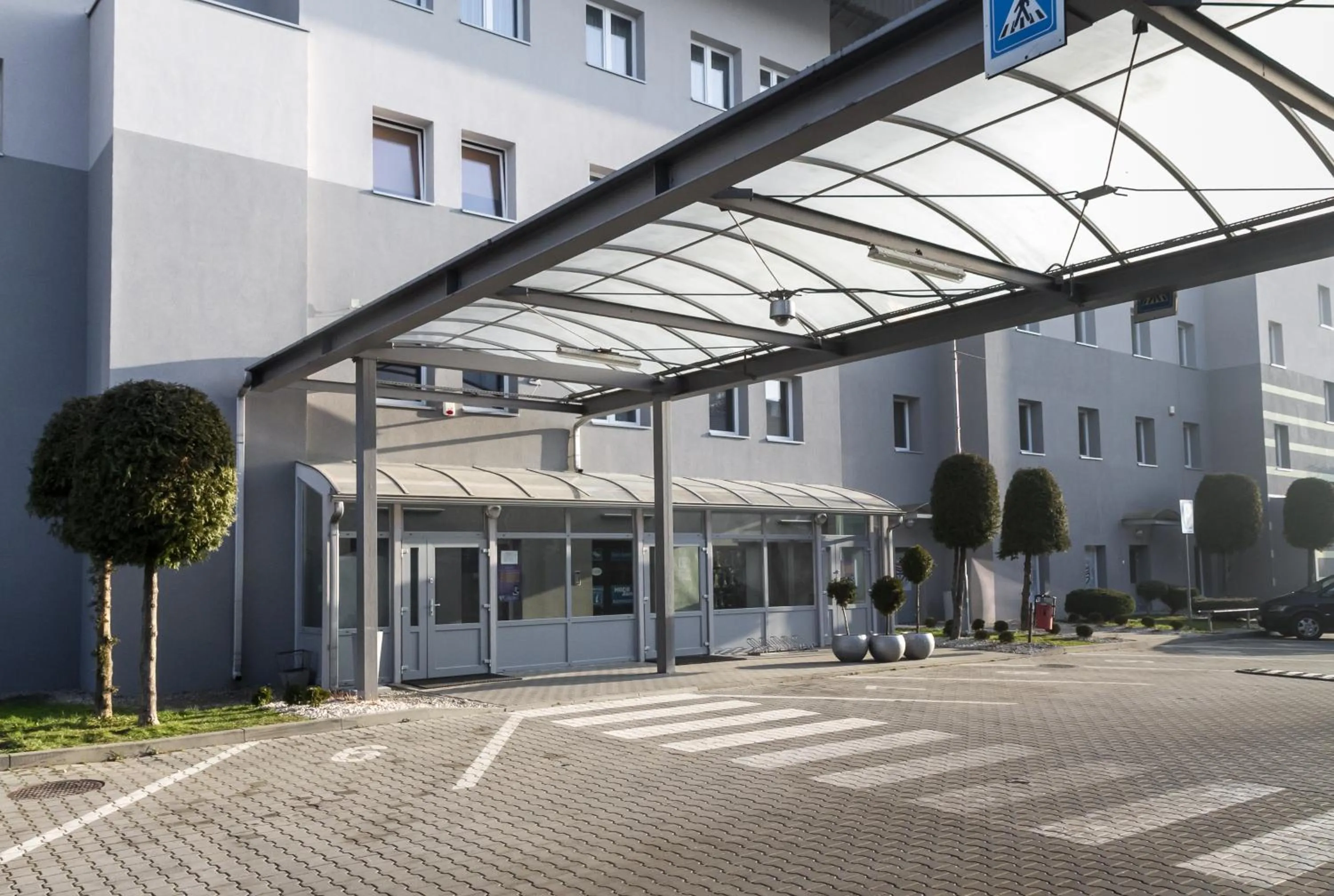 Facade/entrance in Dom Sportowca Błonie - MOSiR
