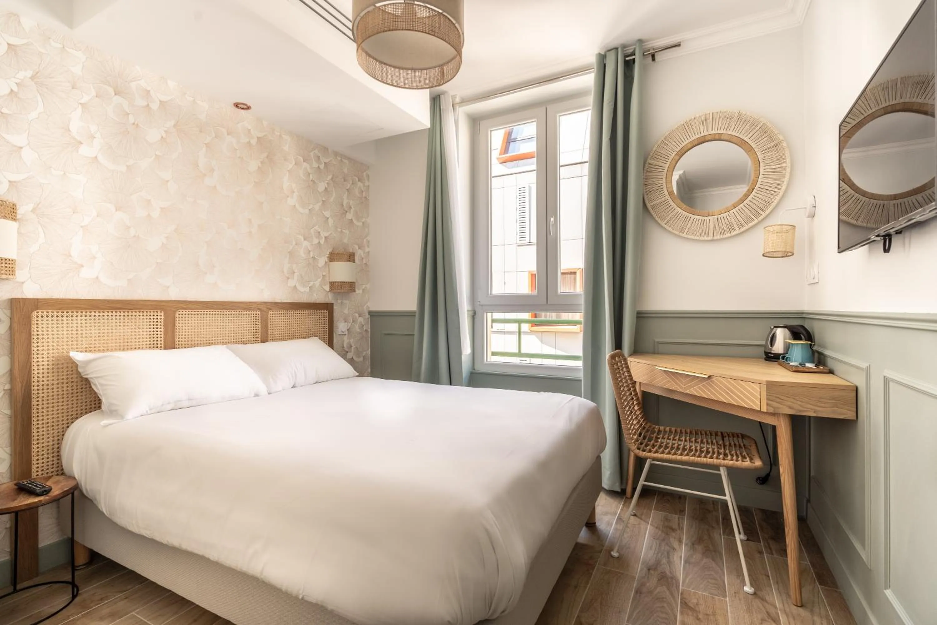 Photo of the whole room, Bed in District Nation