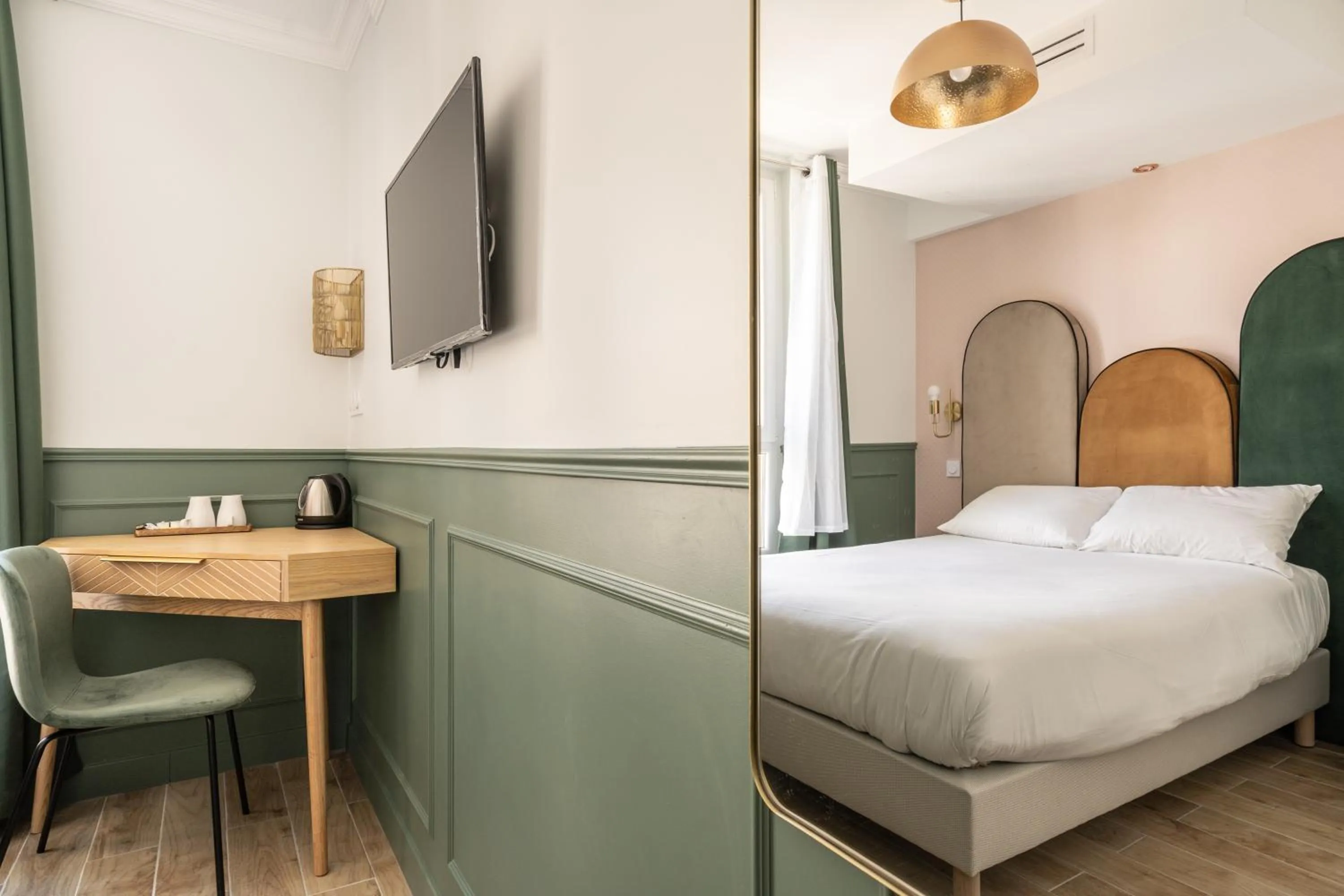 Bedroom, Bed in District Nation