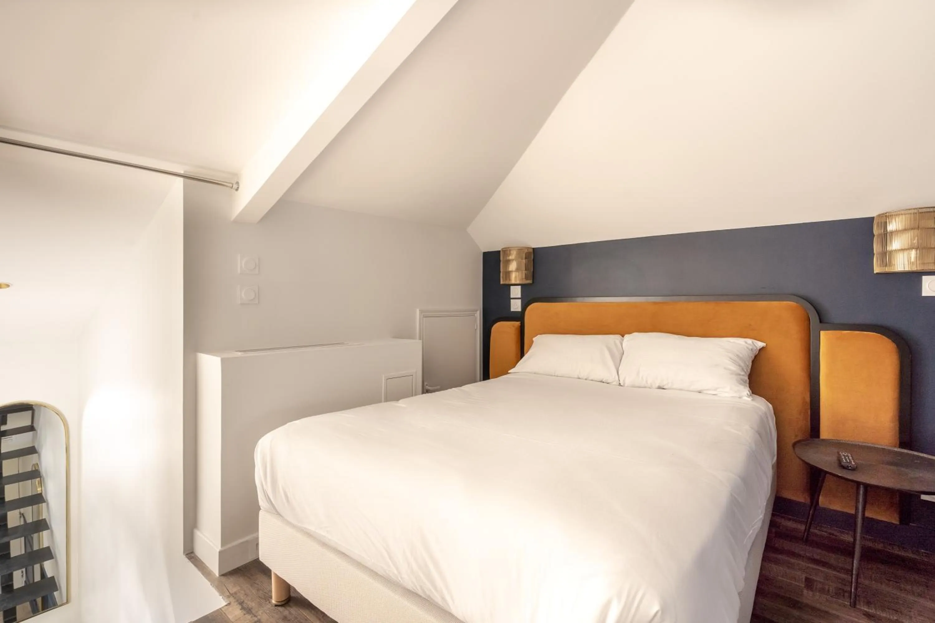 Photo of the whole room, Bed in District Nation