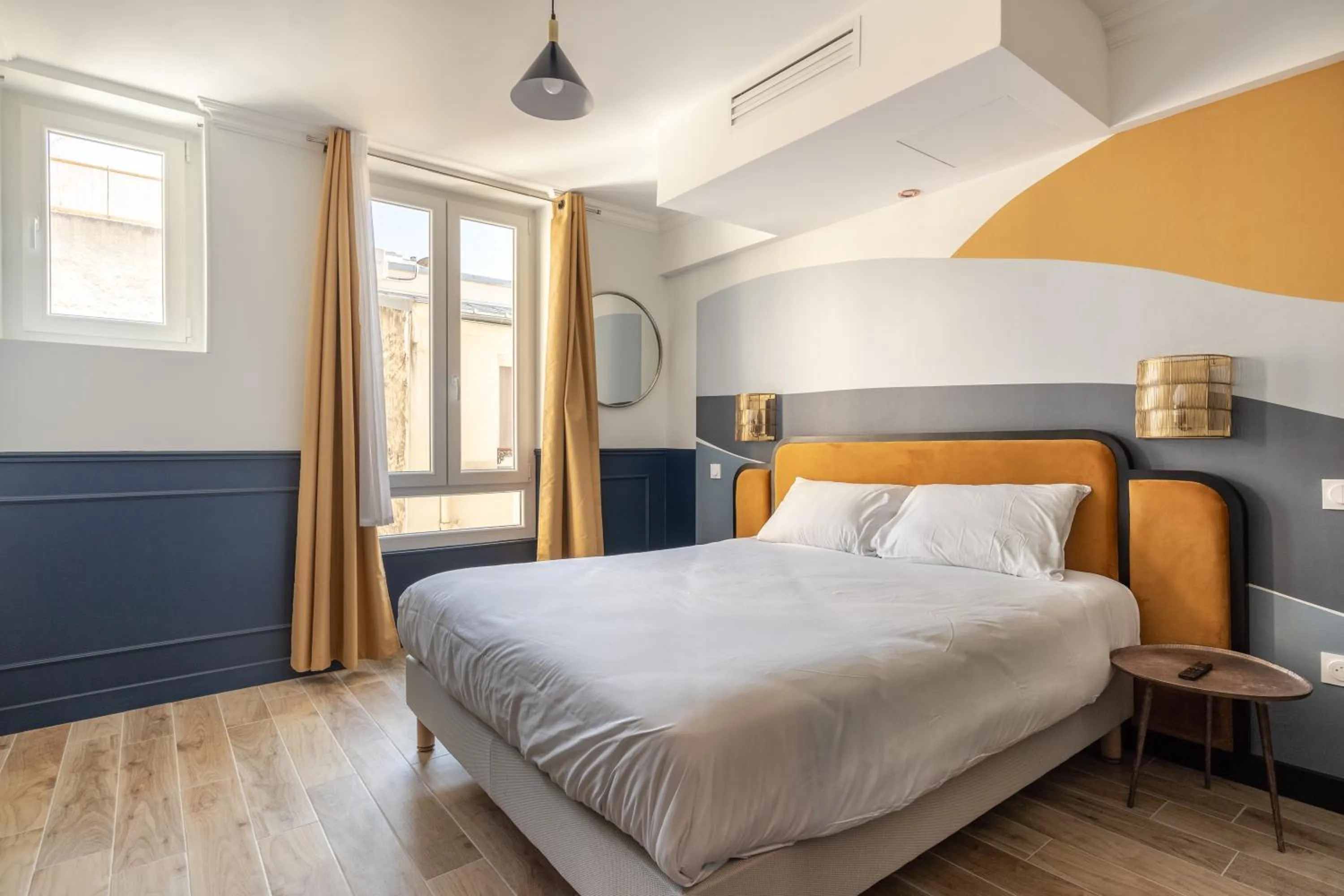 Photo of the whole room, Bed in District Nation