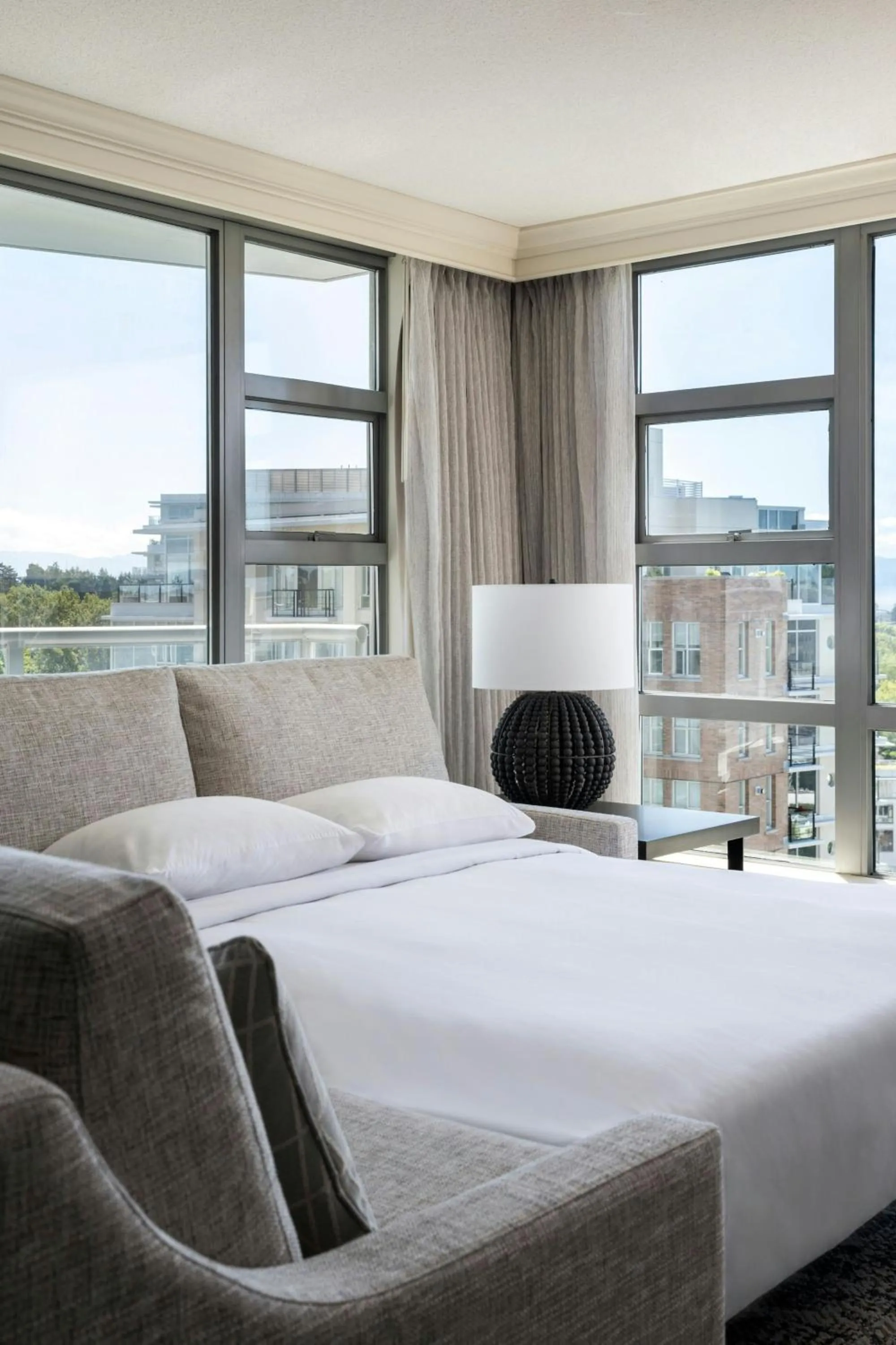 Living room, Bed in Victoria Marriott Inner Harbour