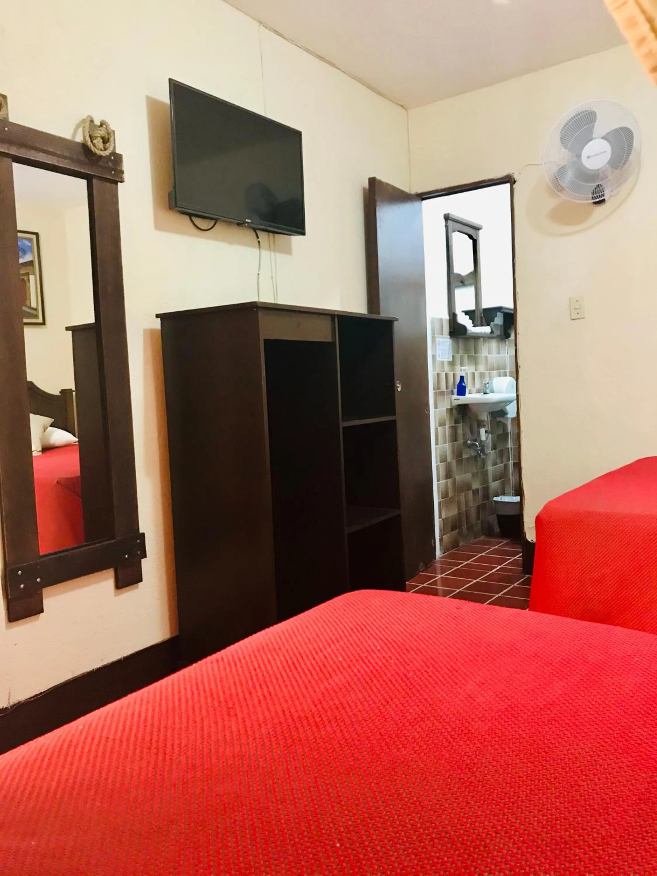 Communal lounge/ TV room, Bed in Posada Doña Luisa