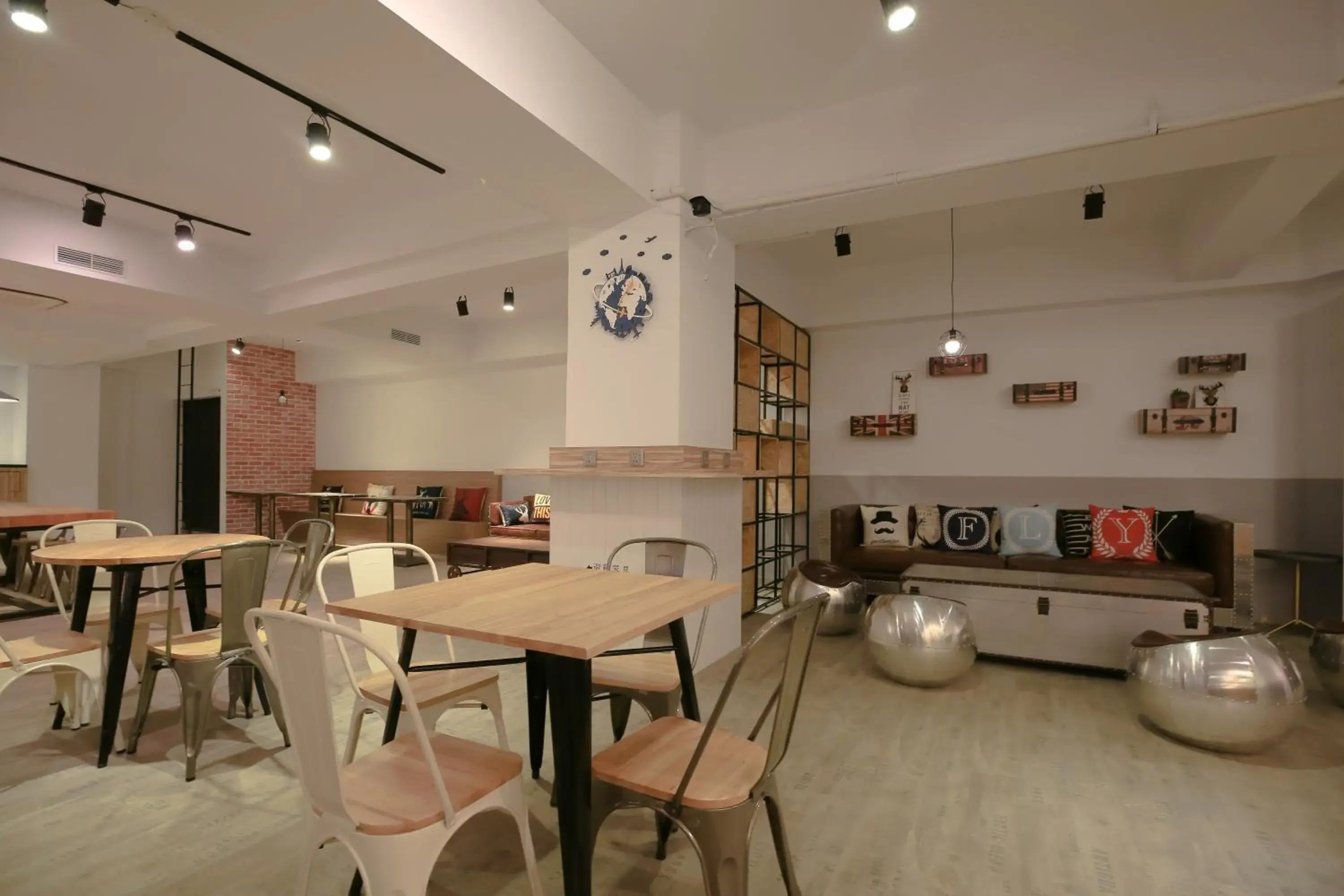 Lobby or reception, Restaurant/Places to Eat in Flyinn Hostel