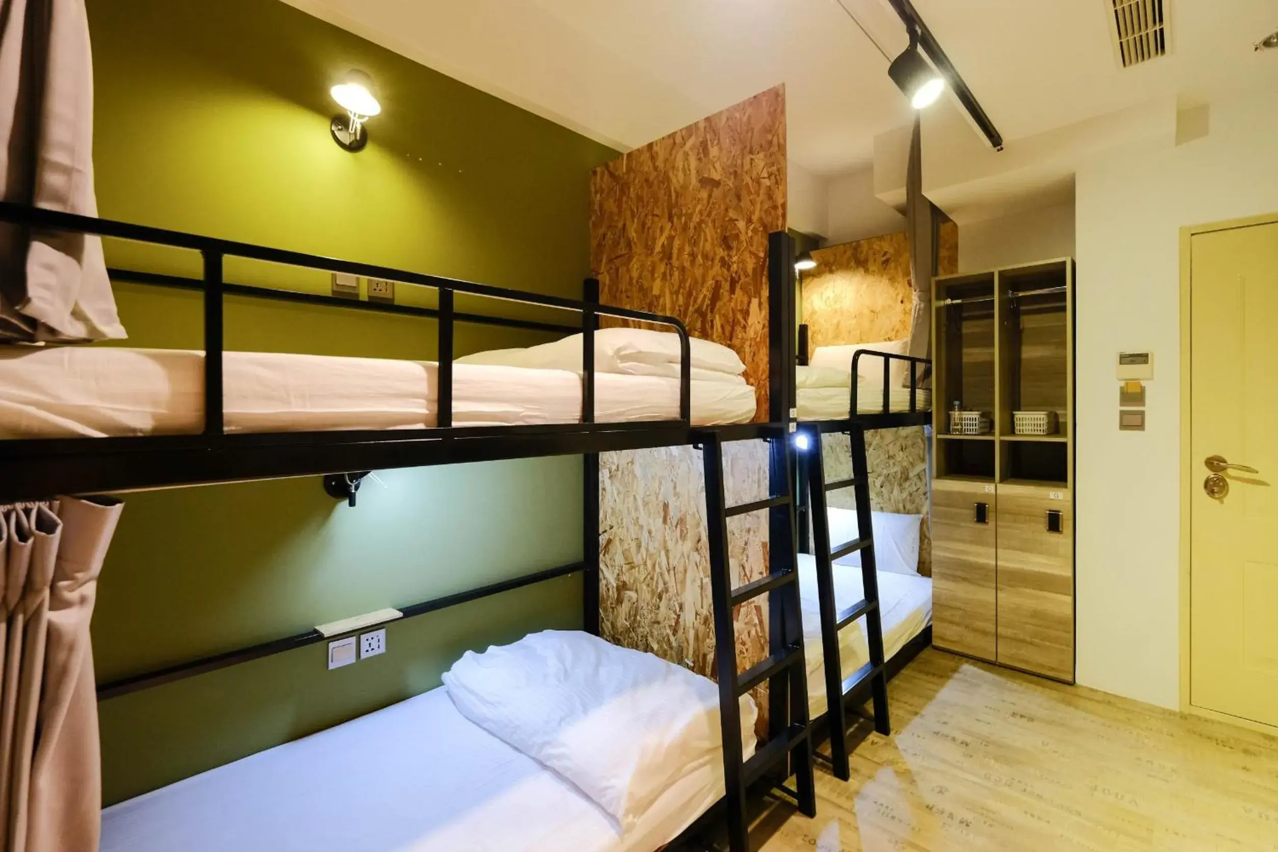 Photo of the whole room, Bed in Flyinn Hostel