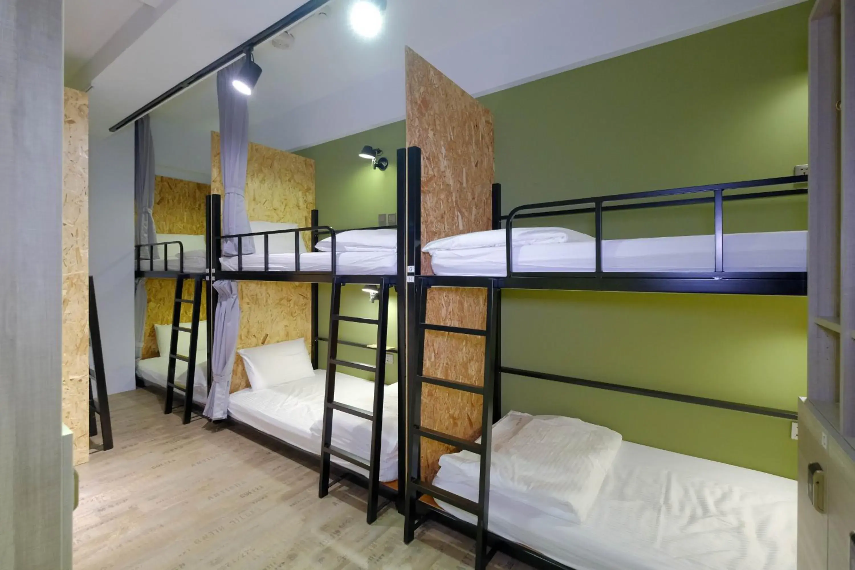 Photo of the whole room, Bed in Flyinn Hostel