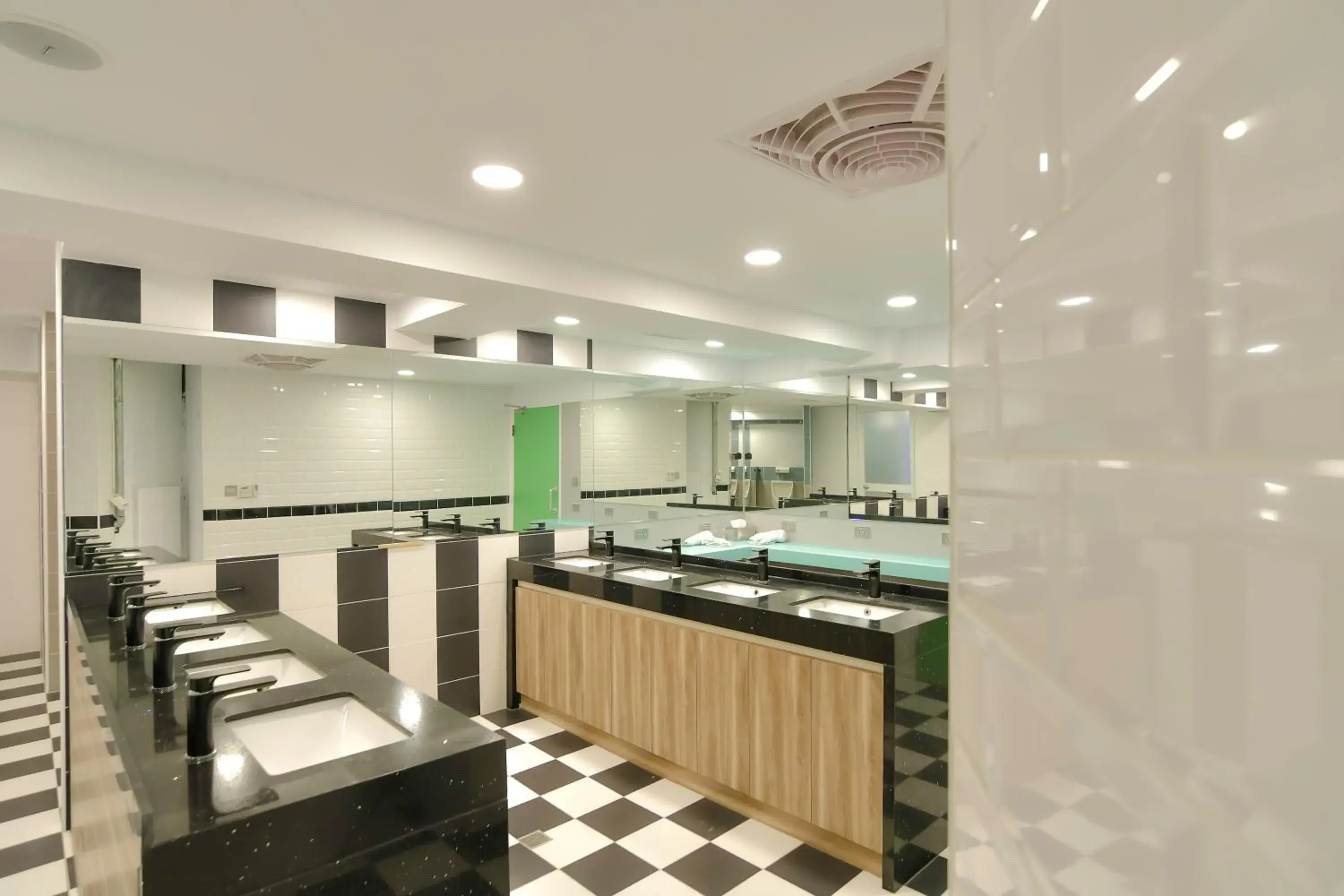 Bathroom, Kitchen/Kitchenette in Flyinn Hostel
