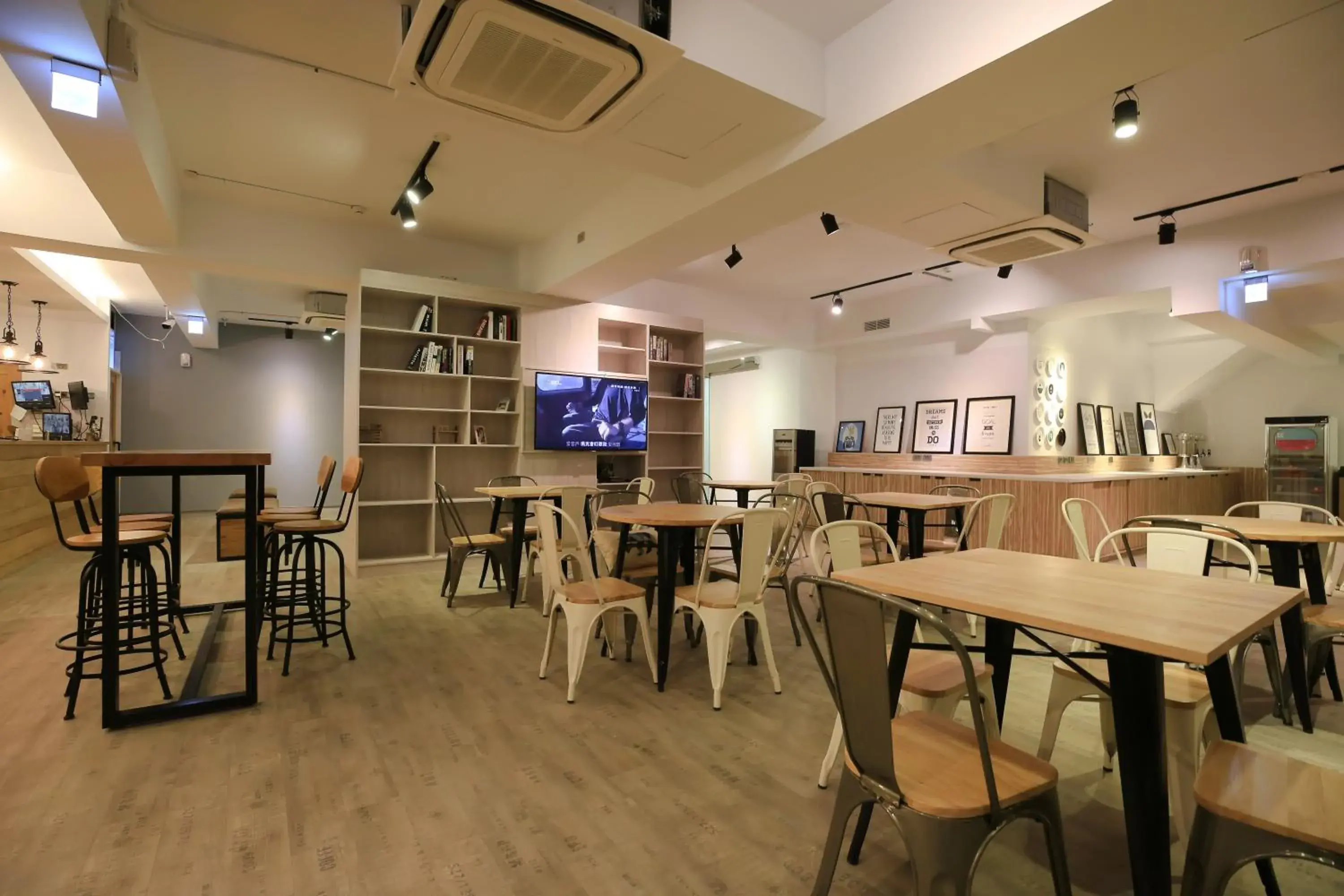 Lobby or reception, Restaurant/Places to Eat in Flyinn Hostel