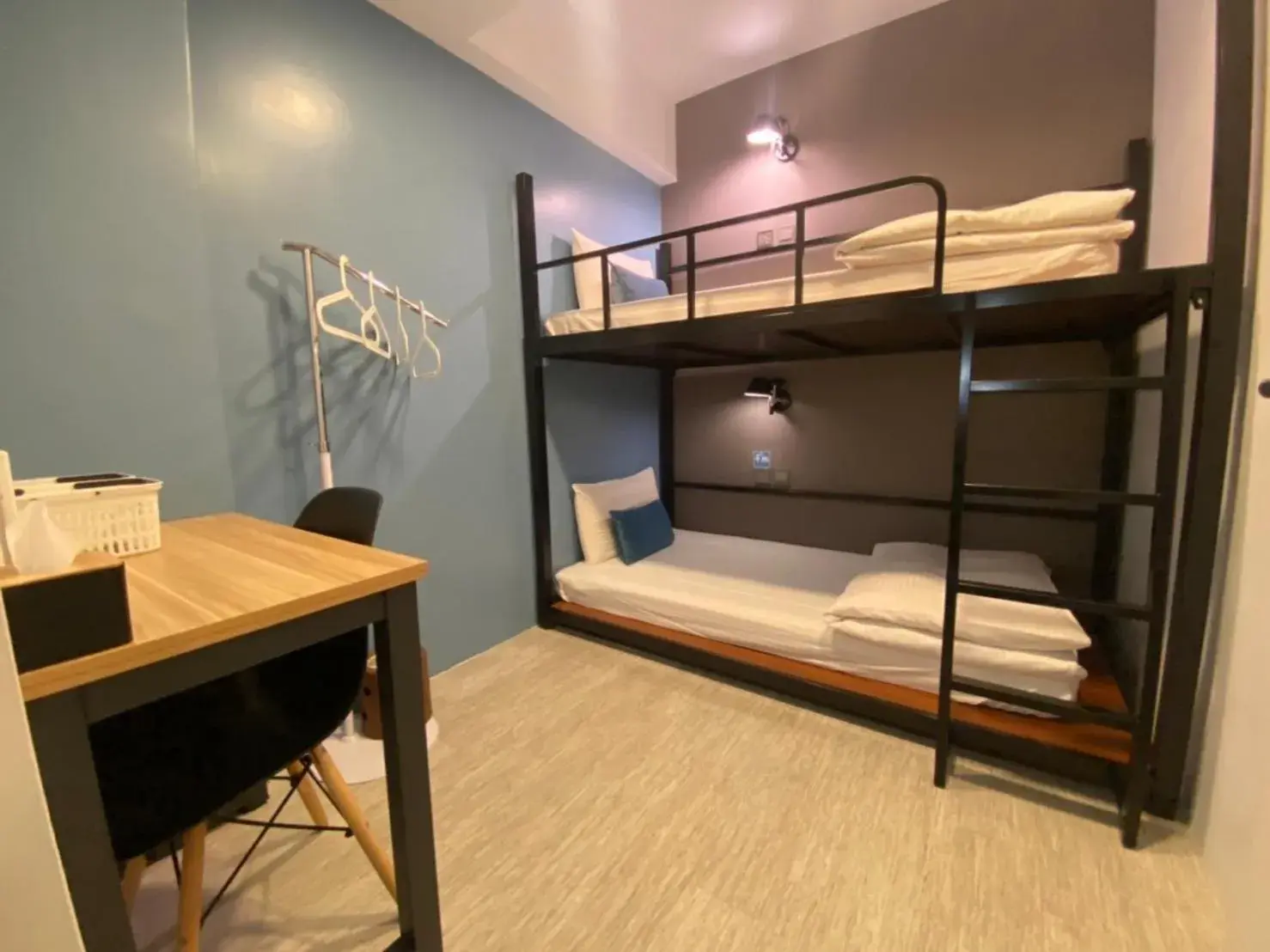 Photo of the whole room, Bed in Flyinn Hostel