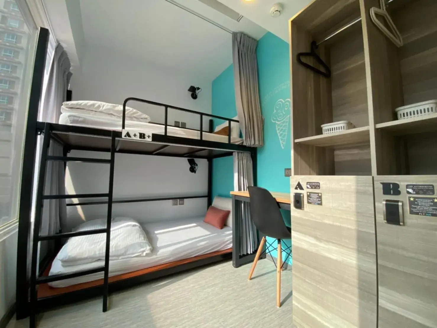 Photo of the whole room, Bed in Flyinn Hostel