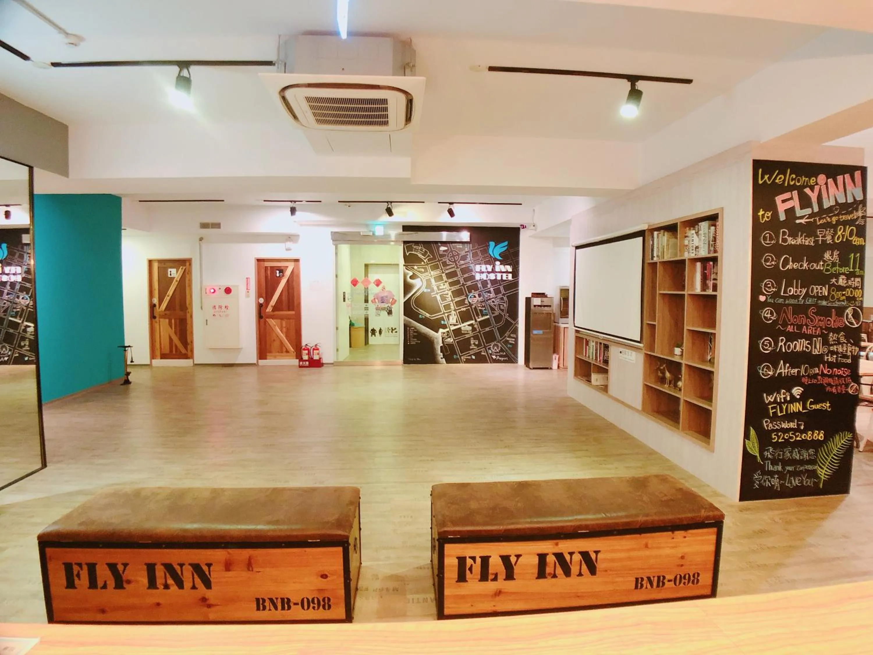 Lobby or reception in Flyinn Hostel