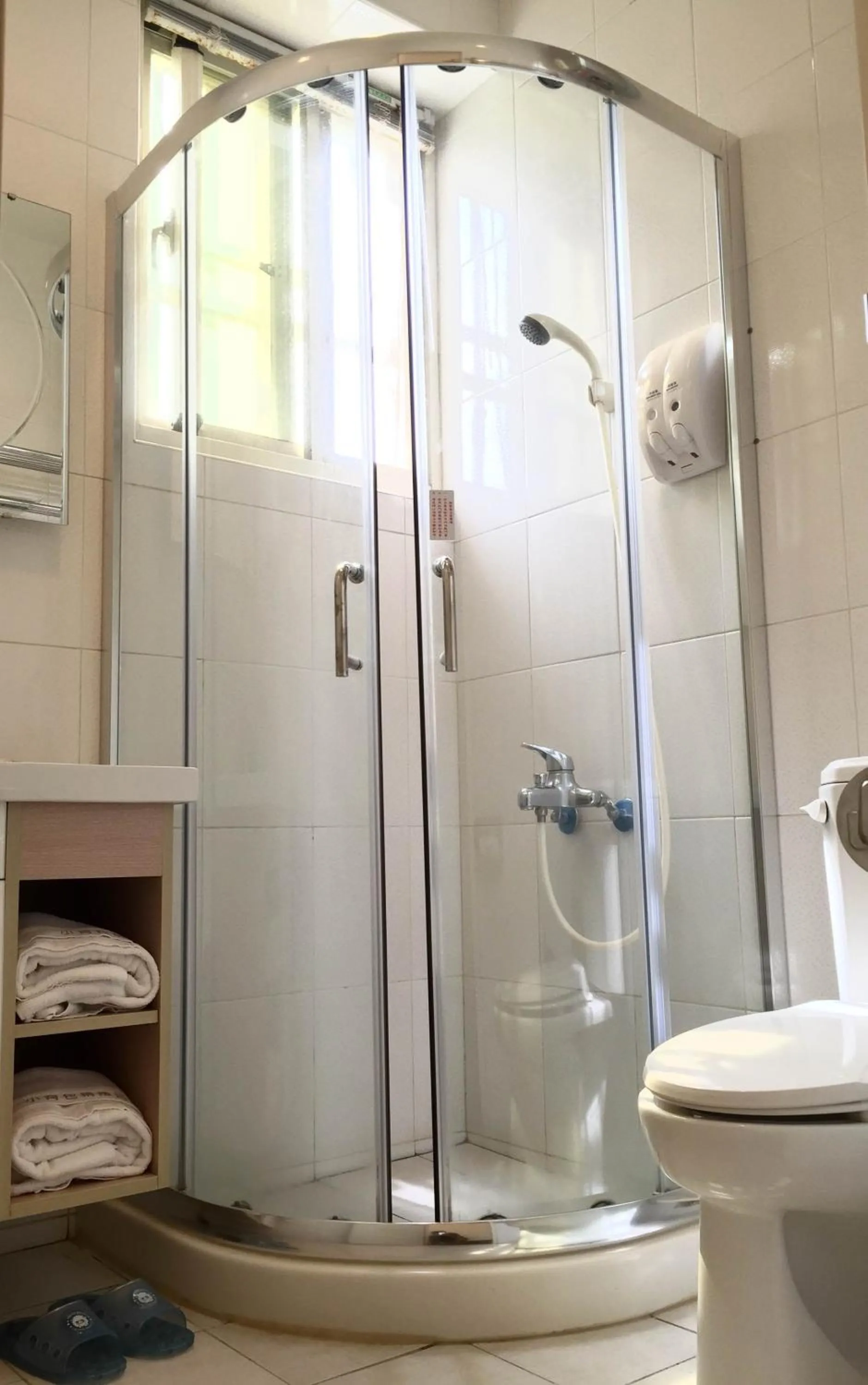 Toilet in Backpacker B&B