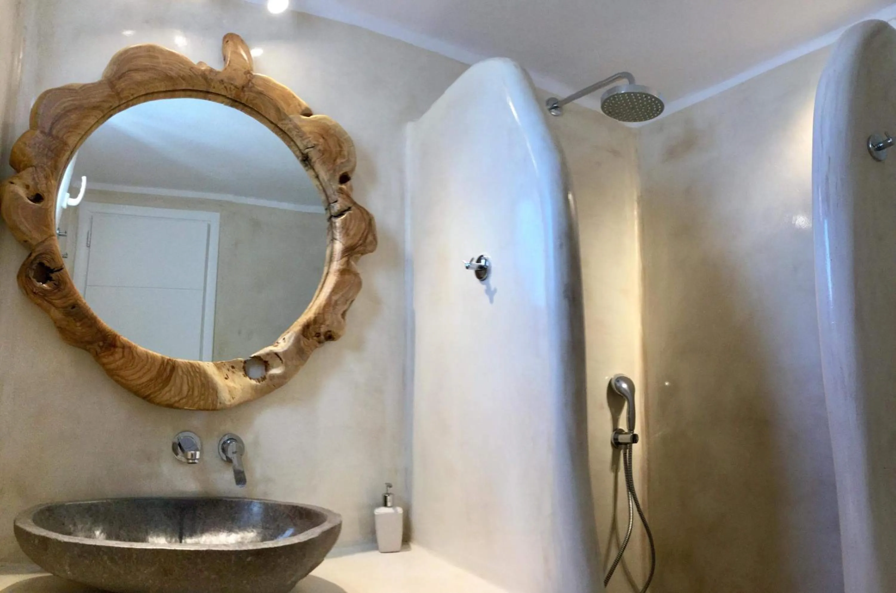 Bathroom in Villa Elina suites and more