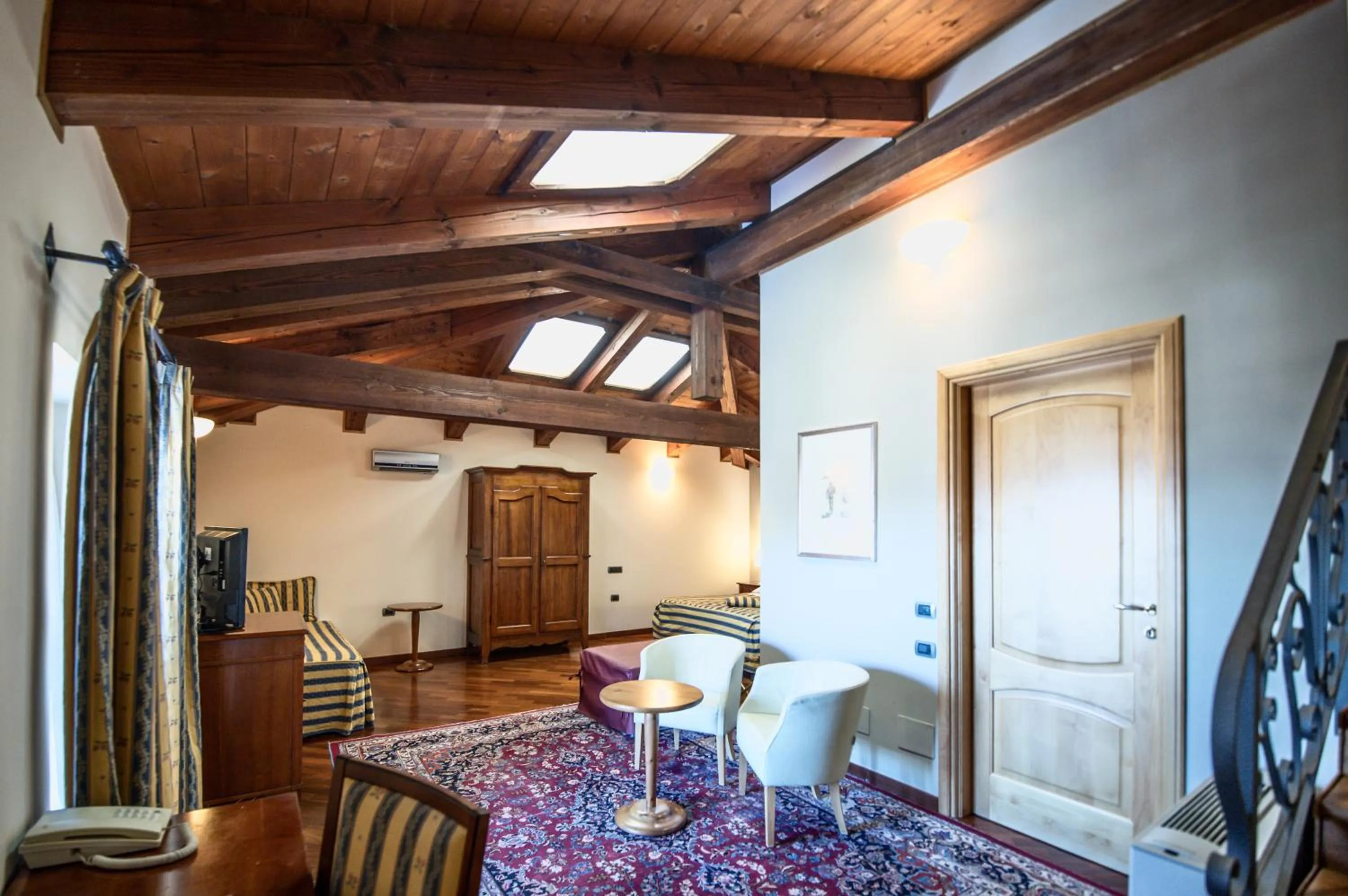 Photo of the whole room in Castello Rosso