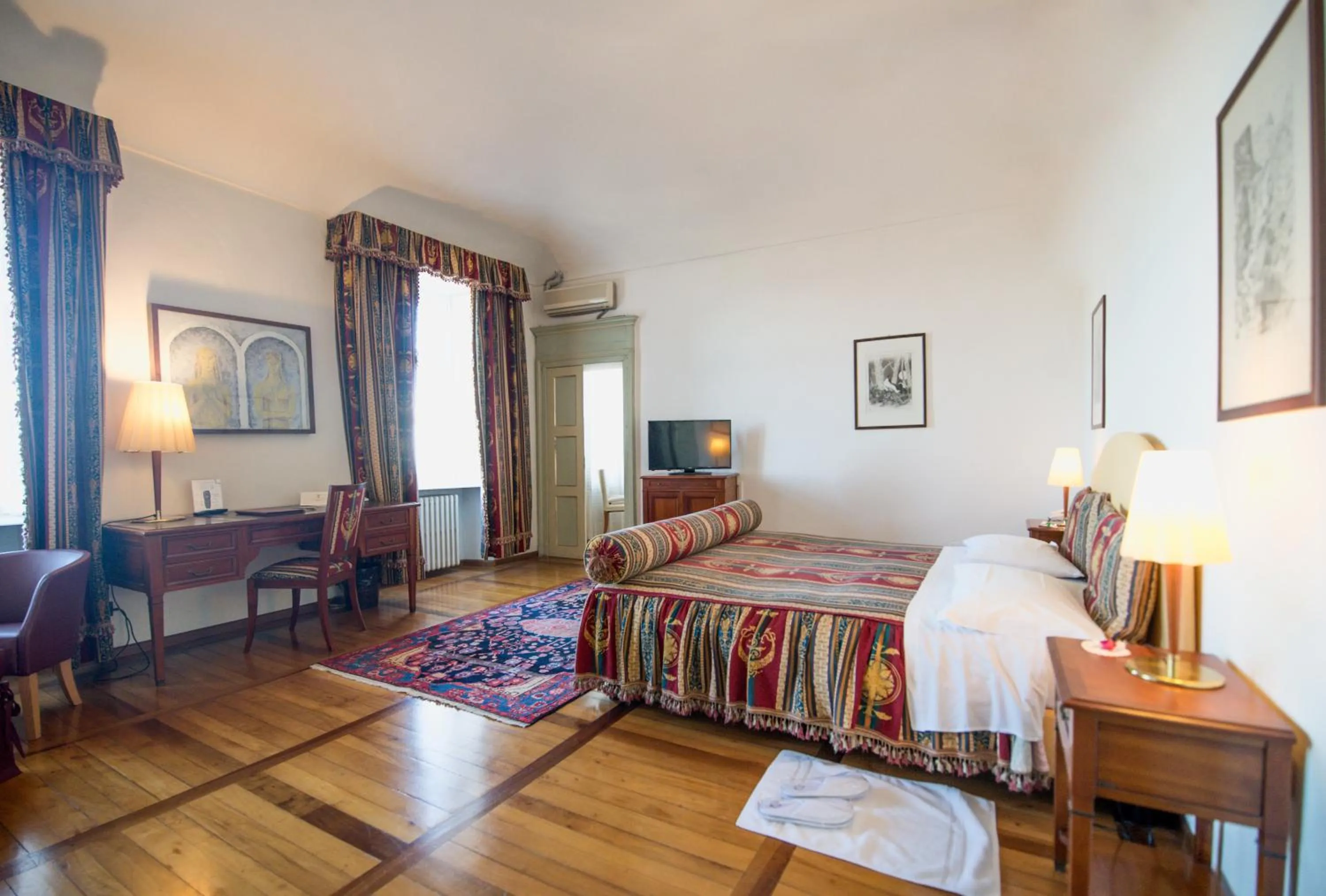 Photo of the whole room, Bed in Castello Rosso