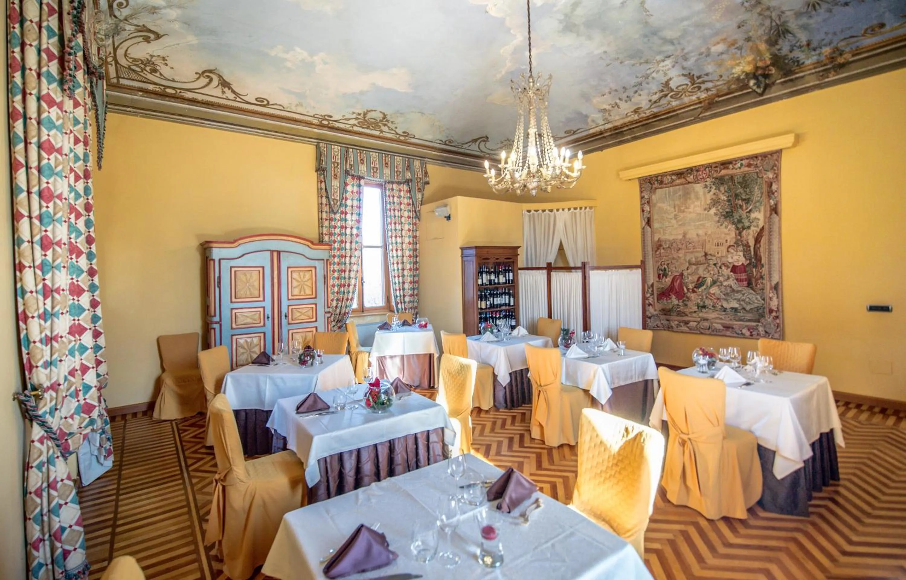 Restaurant/places to eat in Castello Rosso
