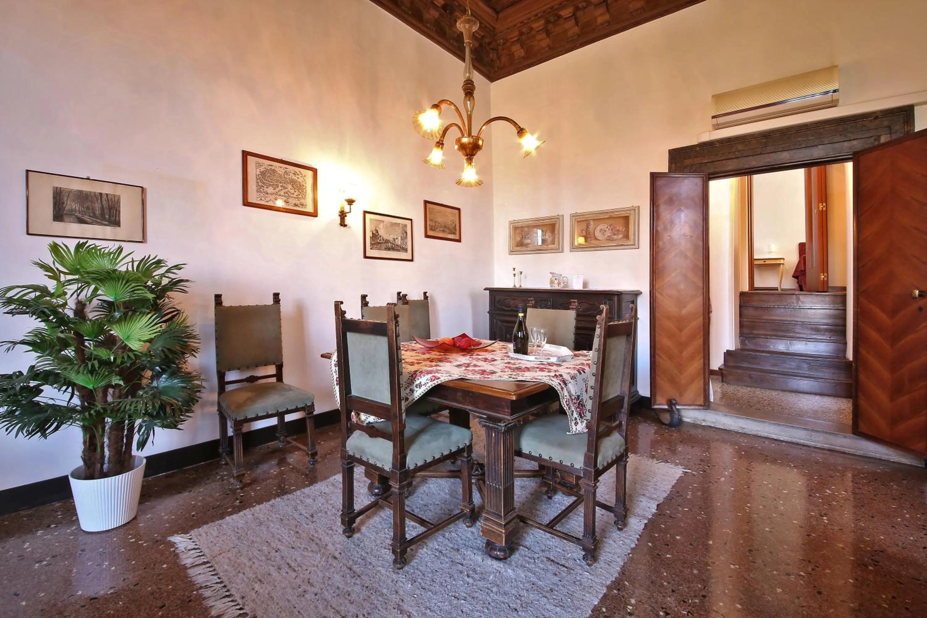 Dining area in Appartamenti inside Palazzo Foscarini
