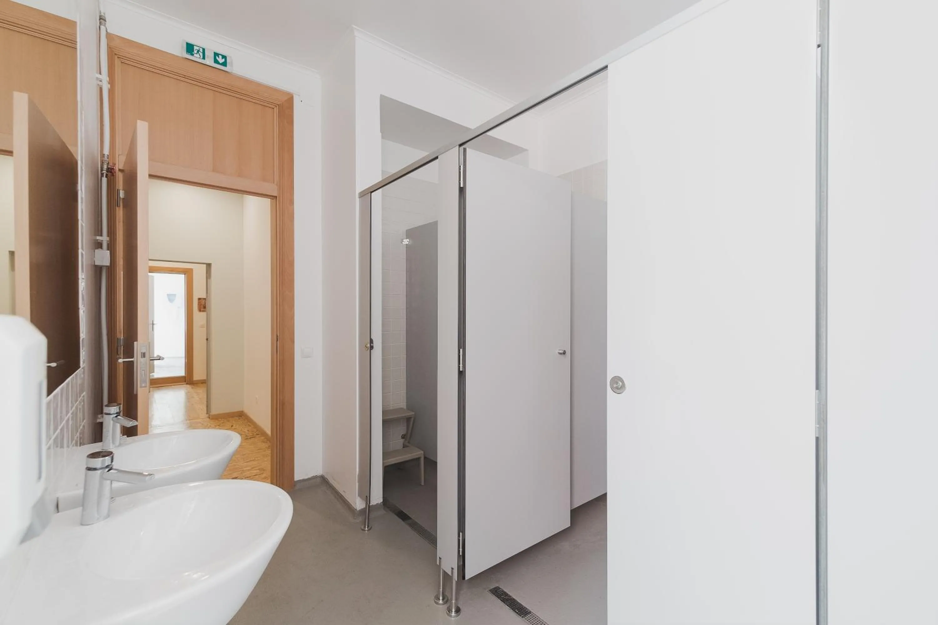 Double Room with Shared Bathroom in WOT Lisbon Patio