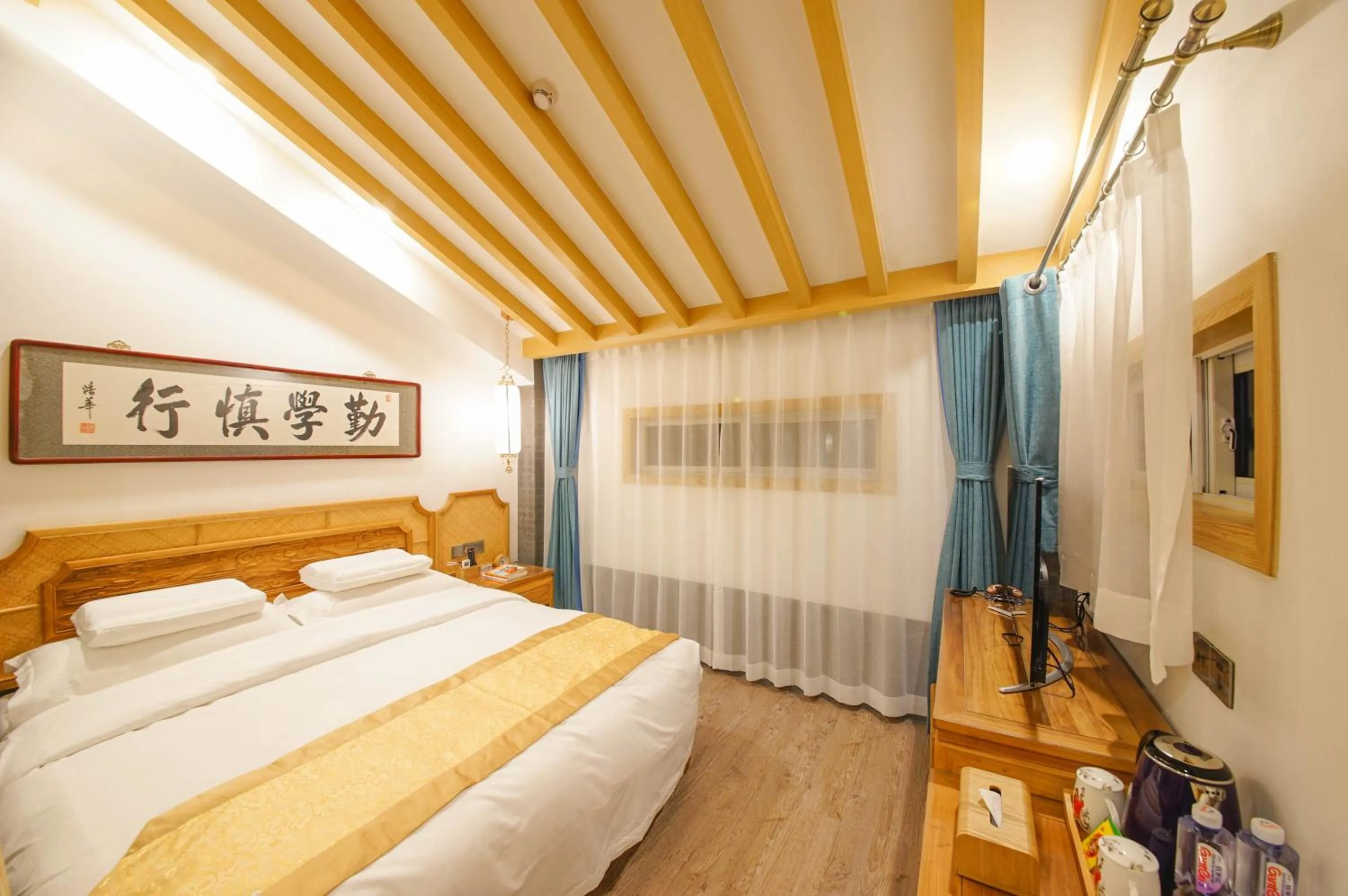 Photo of the whole room, Bed in Pipa Hotel Datong