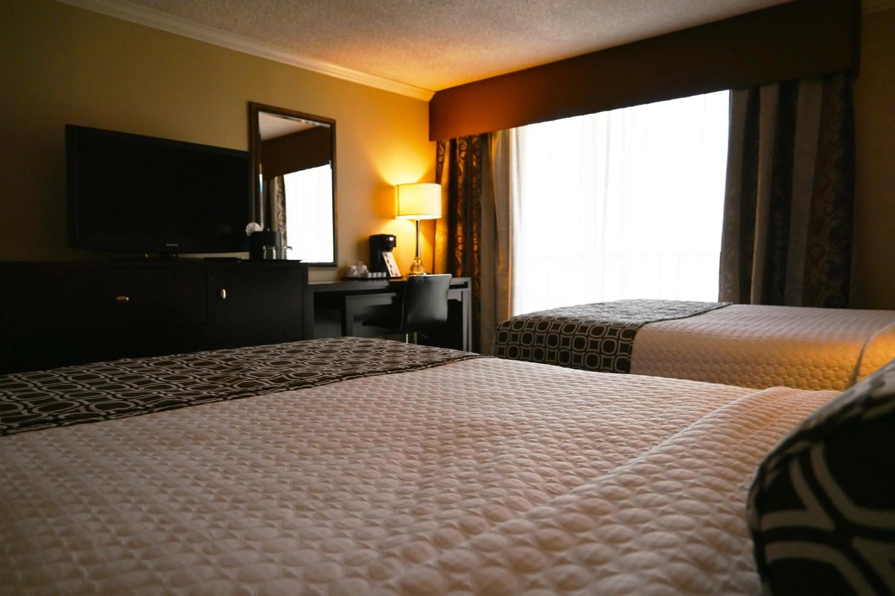 Bed, TV/Entertainment Center in The Hotel Fullerton Anaheim