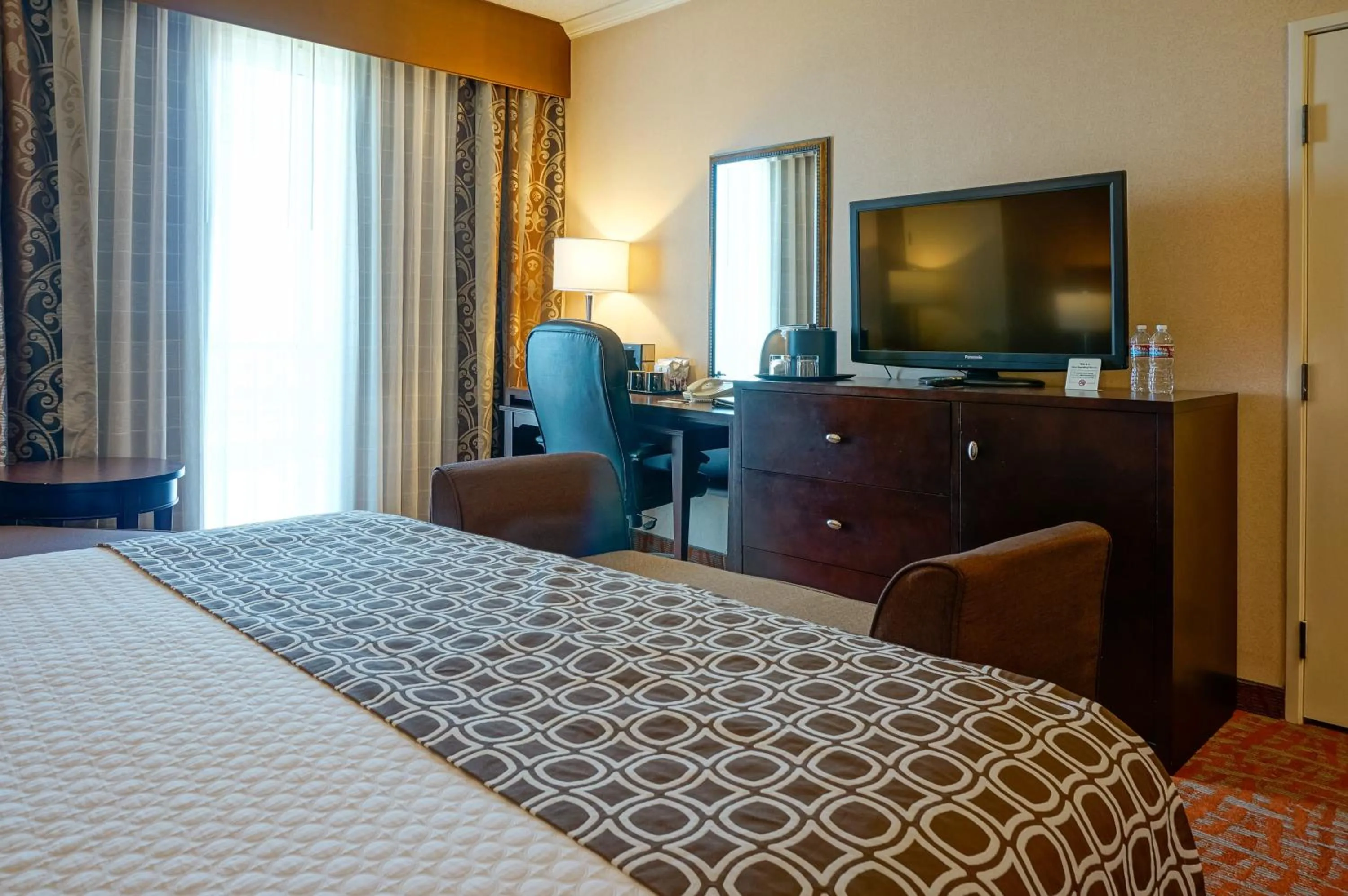 Bed, TV/Entertainment Center in The Hotel Fullerton Anaheim