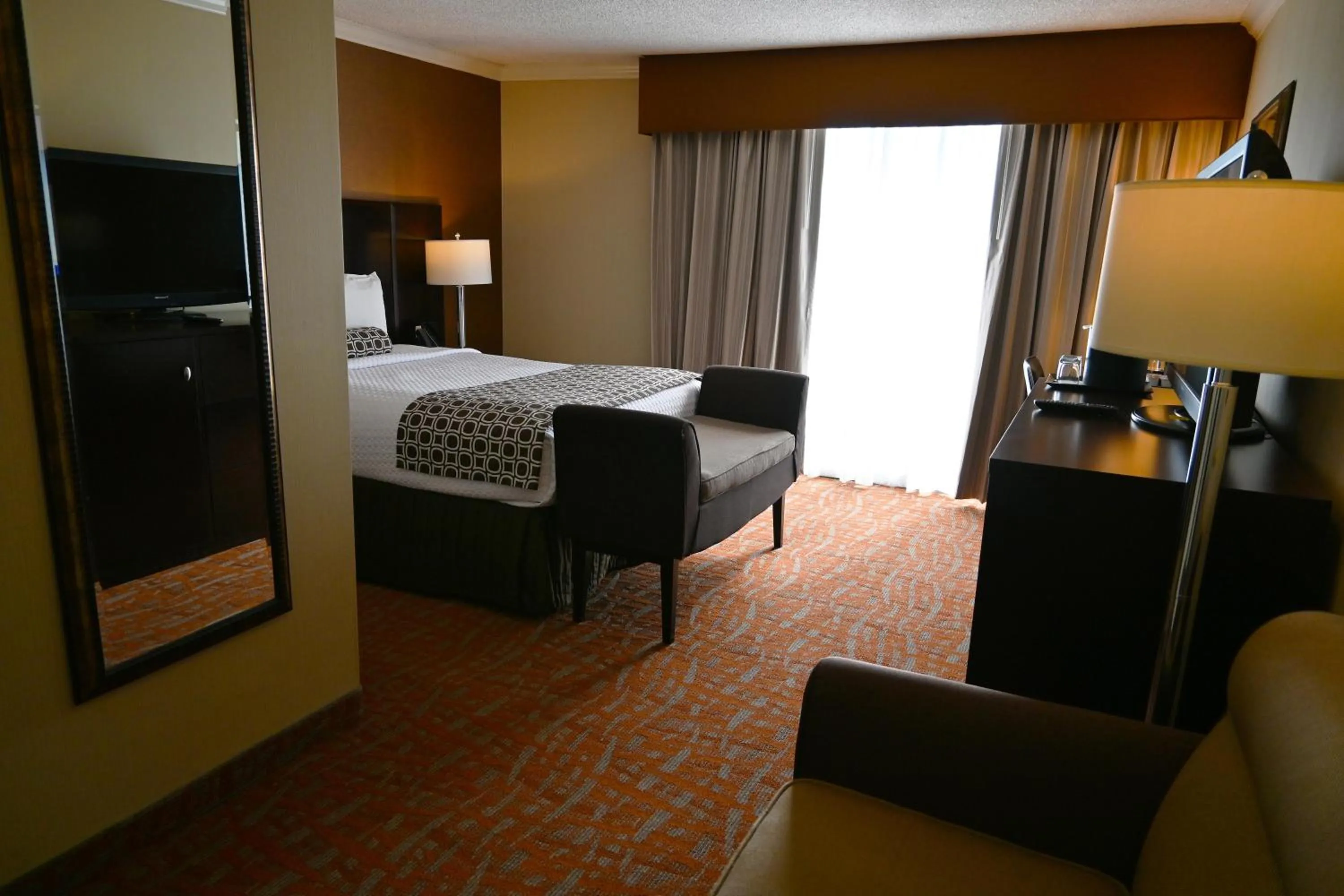 Bed, TV/Entertainment Center in The Hotel Fullerton Anaheim