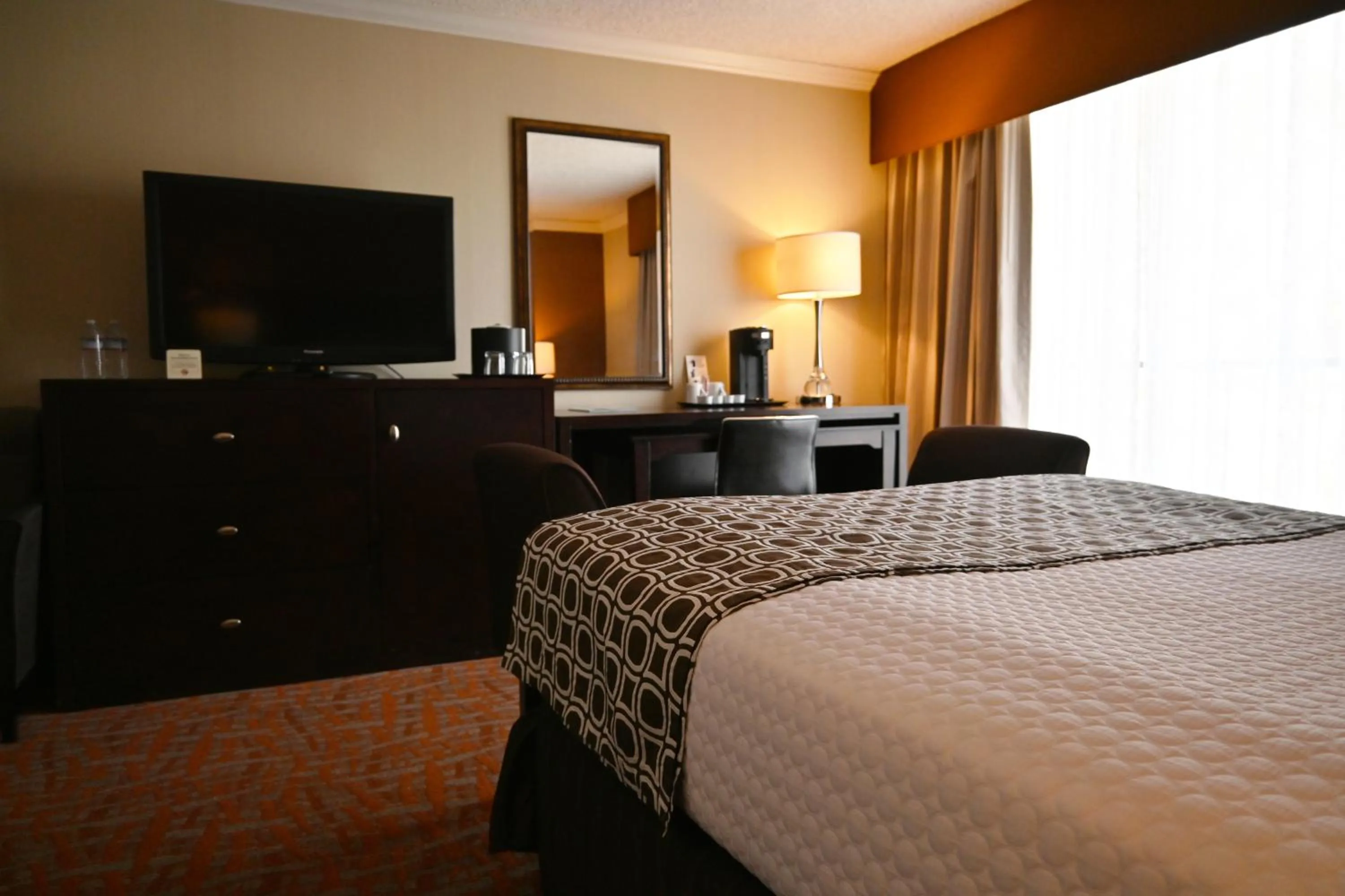 Bed, TV/Entertainment Center in The Hotel Fullerton Anaheim