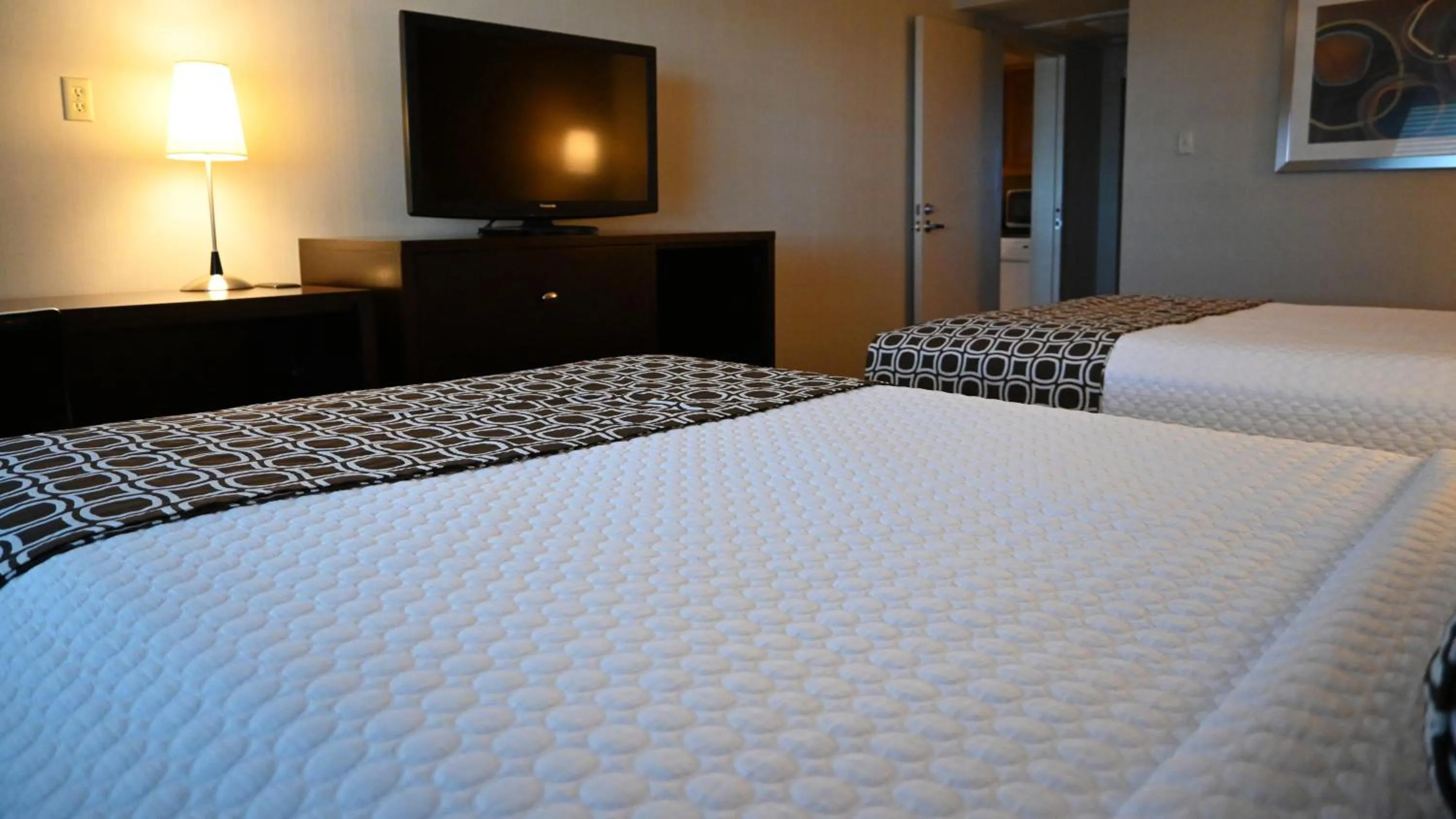 Bed, TV/Entertainment Center in The Hotel Fullerton Anaheim