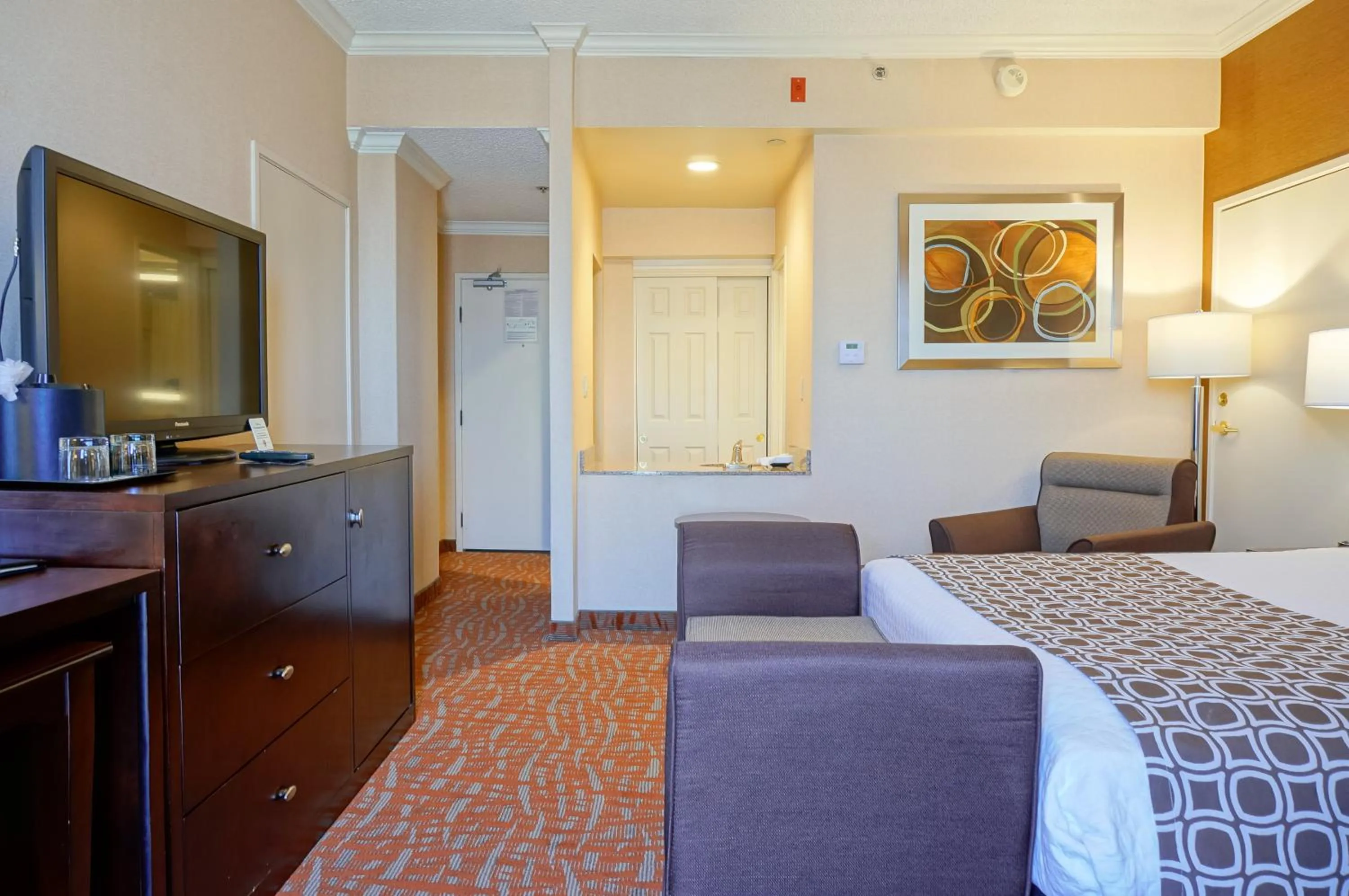 Bed, TV/Entertainment Center in The Hotel Fullerton Anaheim