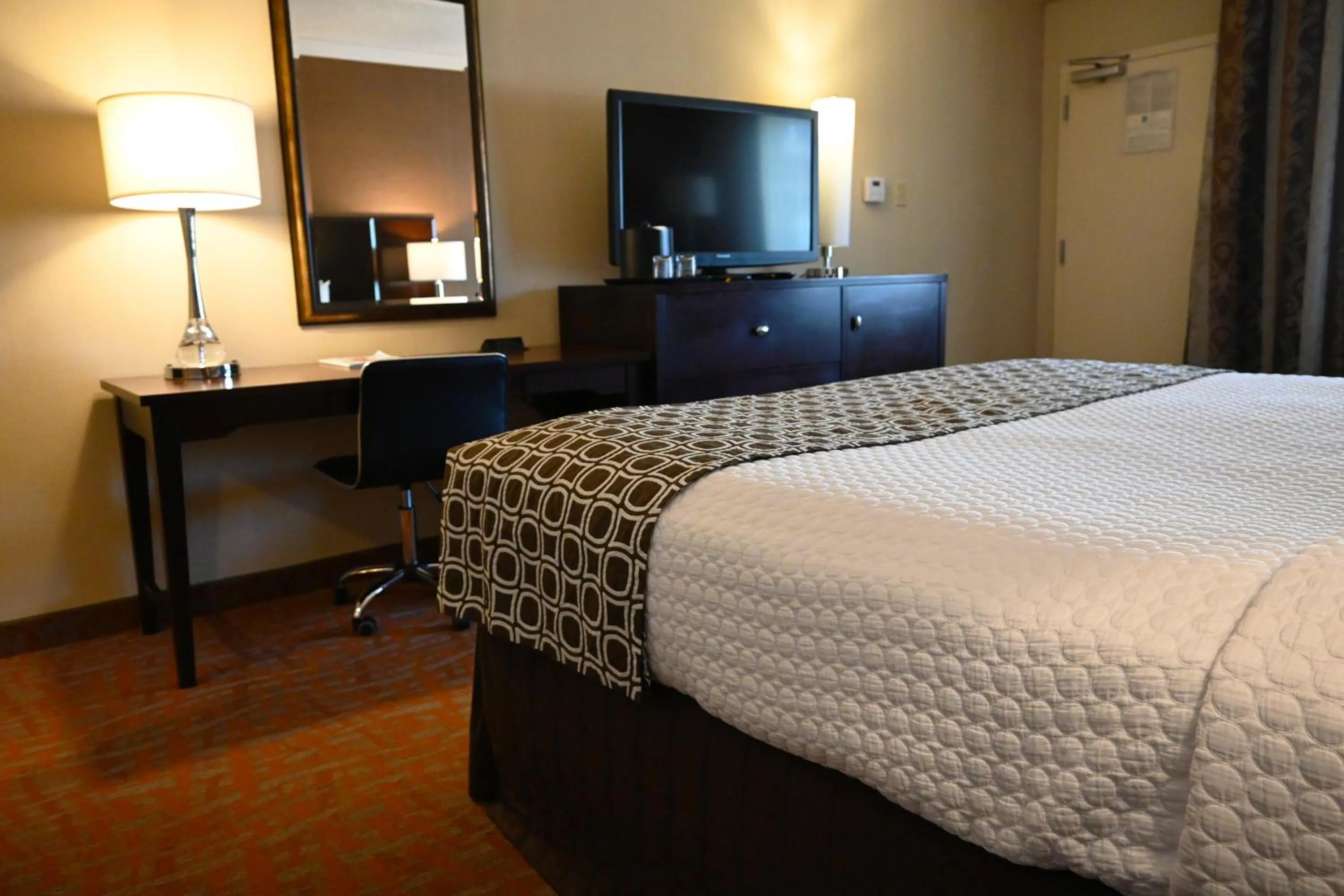 Bedroom, TV/Entertainment Center in The Hotel Fullerton Anaheim