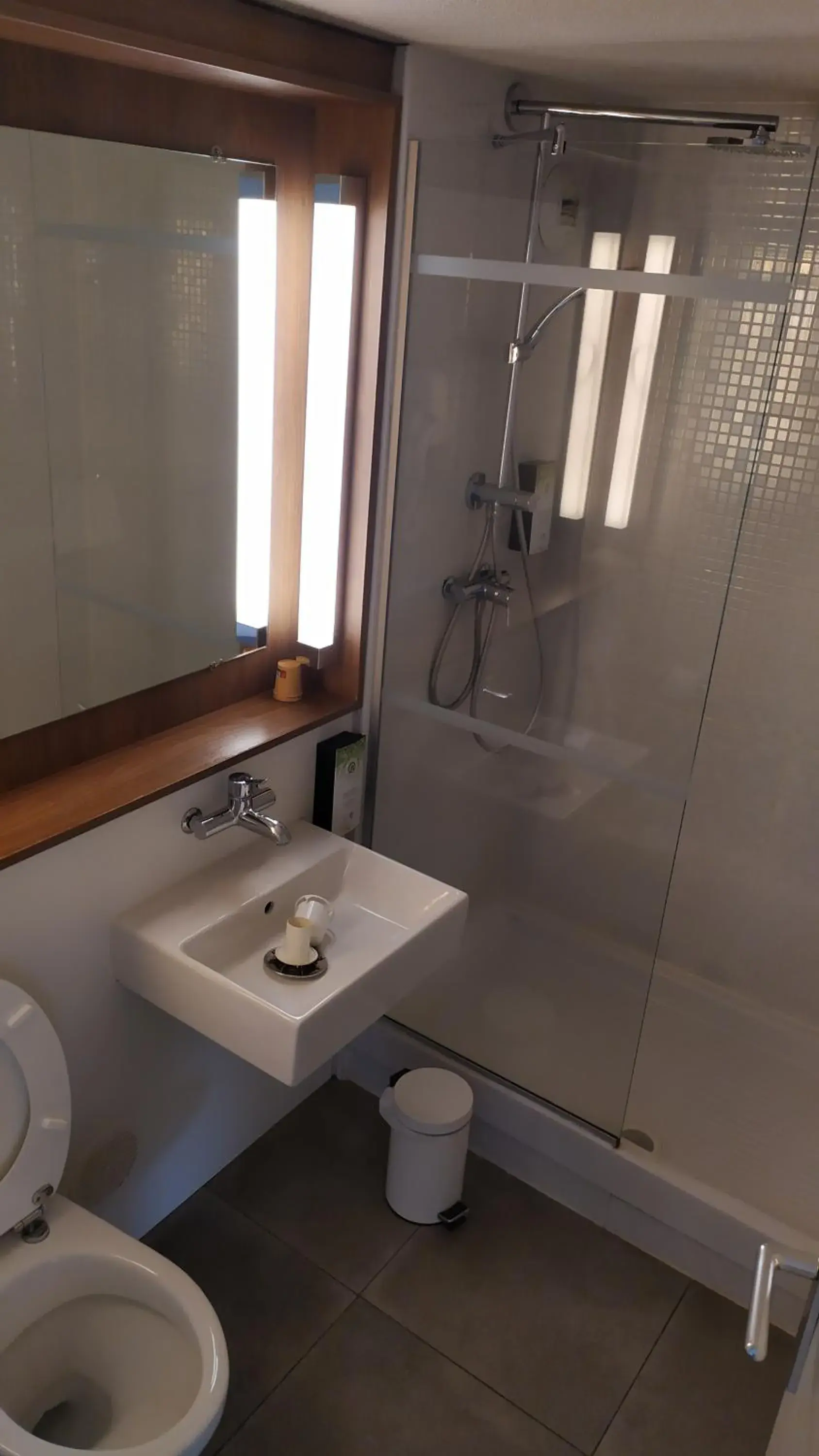 Bathroom in Campanile Clermont-Ferrand Sud Issoire Bathroom in Campanile Clermont-Ferrand Sud Issoire