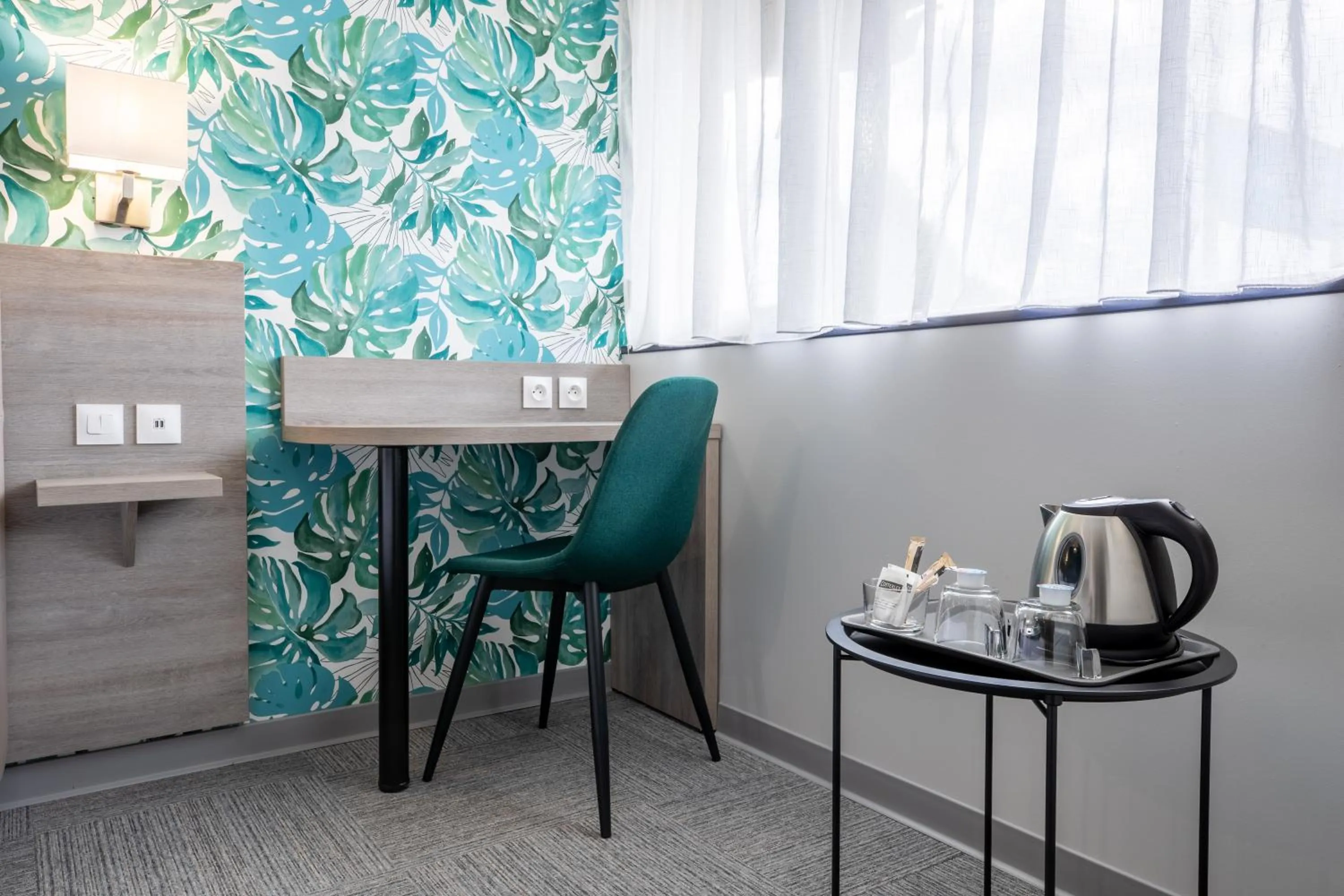 Coffee/tea facilities in Kyriad Direct Laon