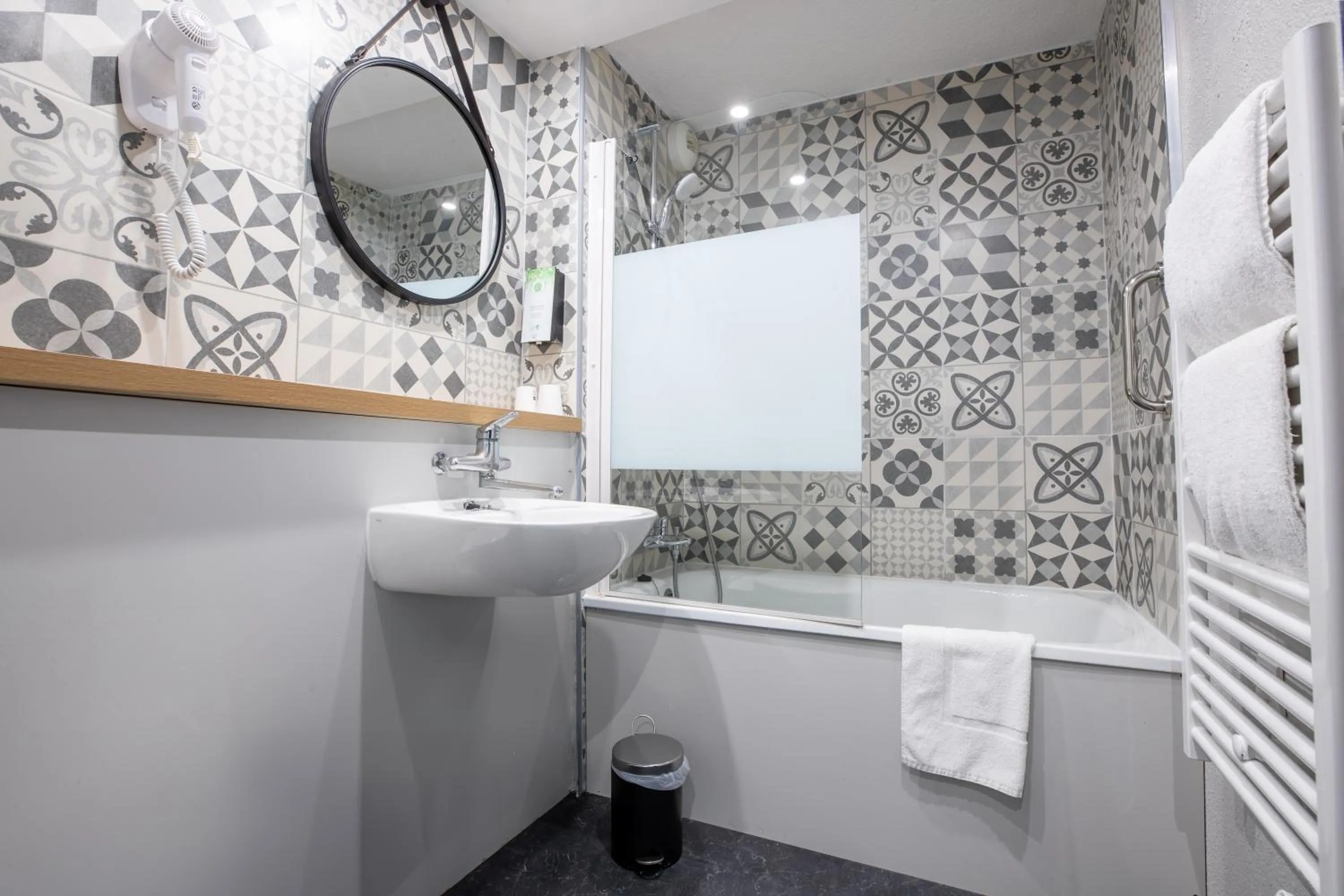 Bathroom in Kyriad Direct Laon