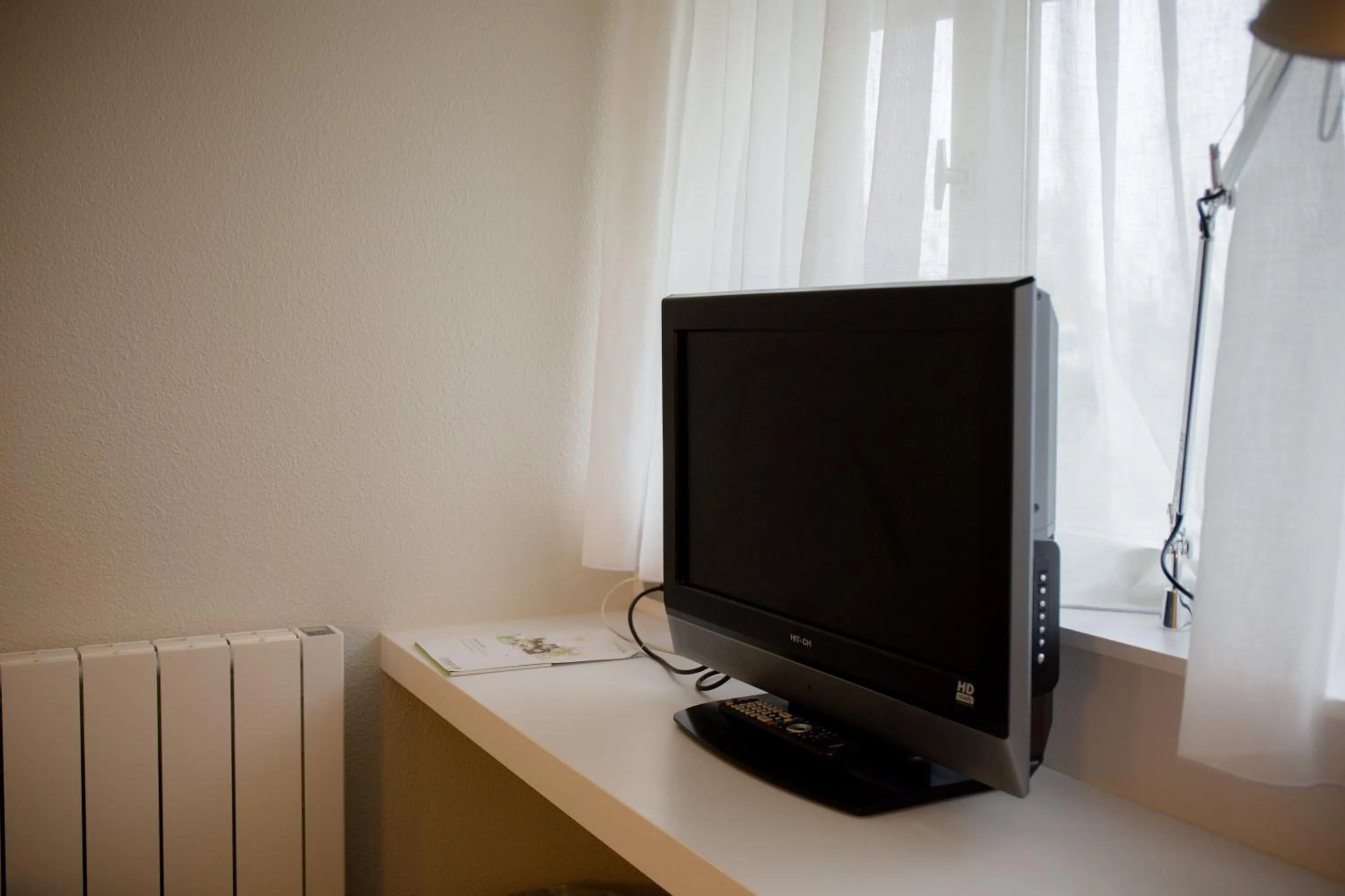 Bedroom, TV/Entertainment Center in Campanile Laval Ouest
