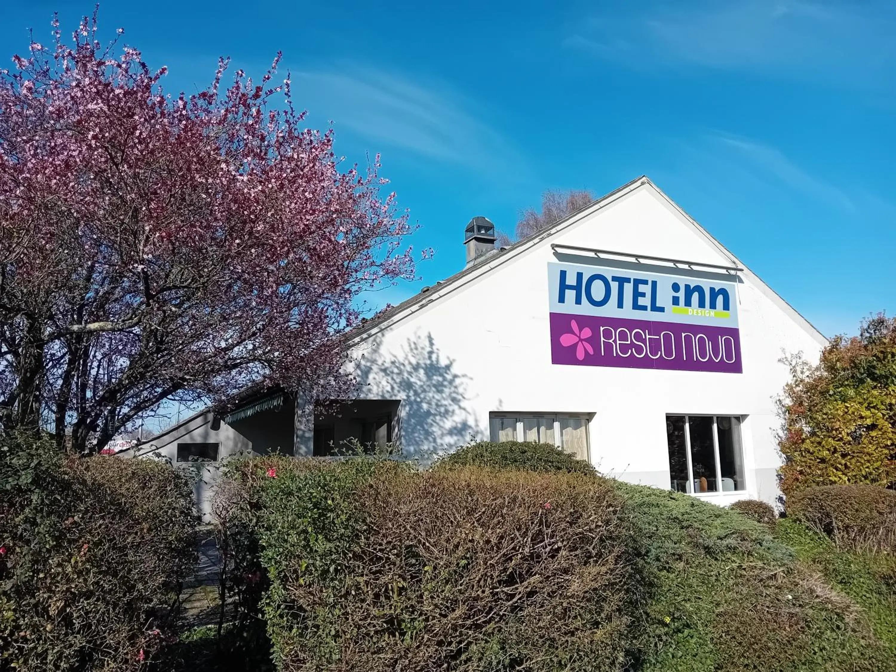 Property building in Hôtel Inn Design Laval Property building in Hôtel Inn Design Laval