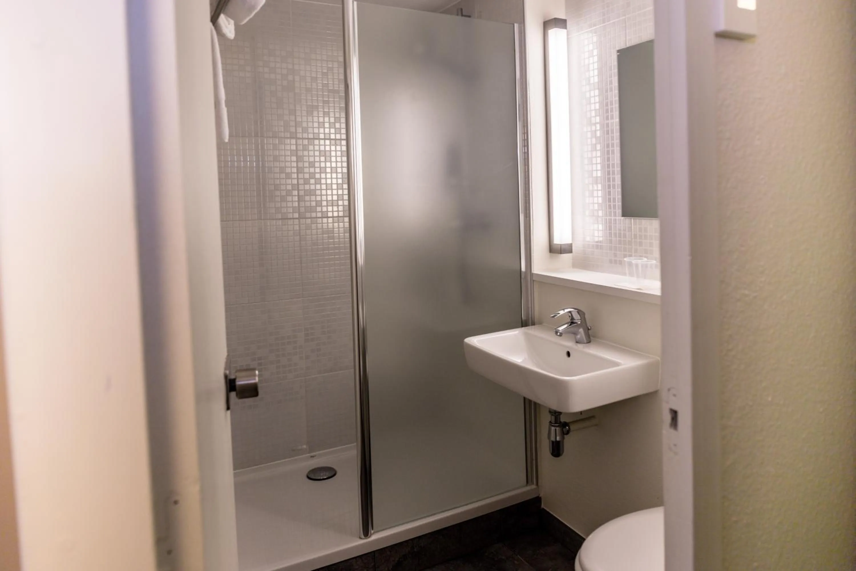 Bathroom in Campanile Laval Ouest