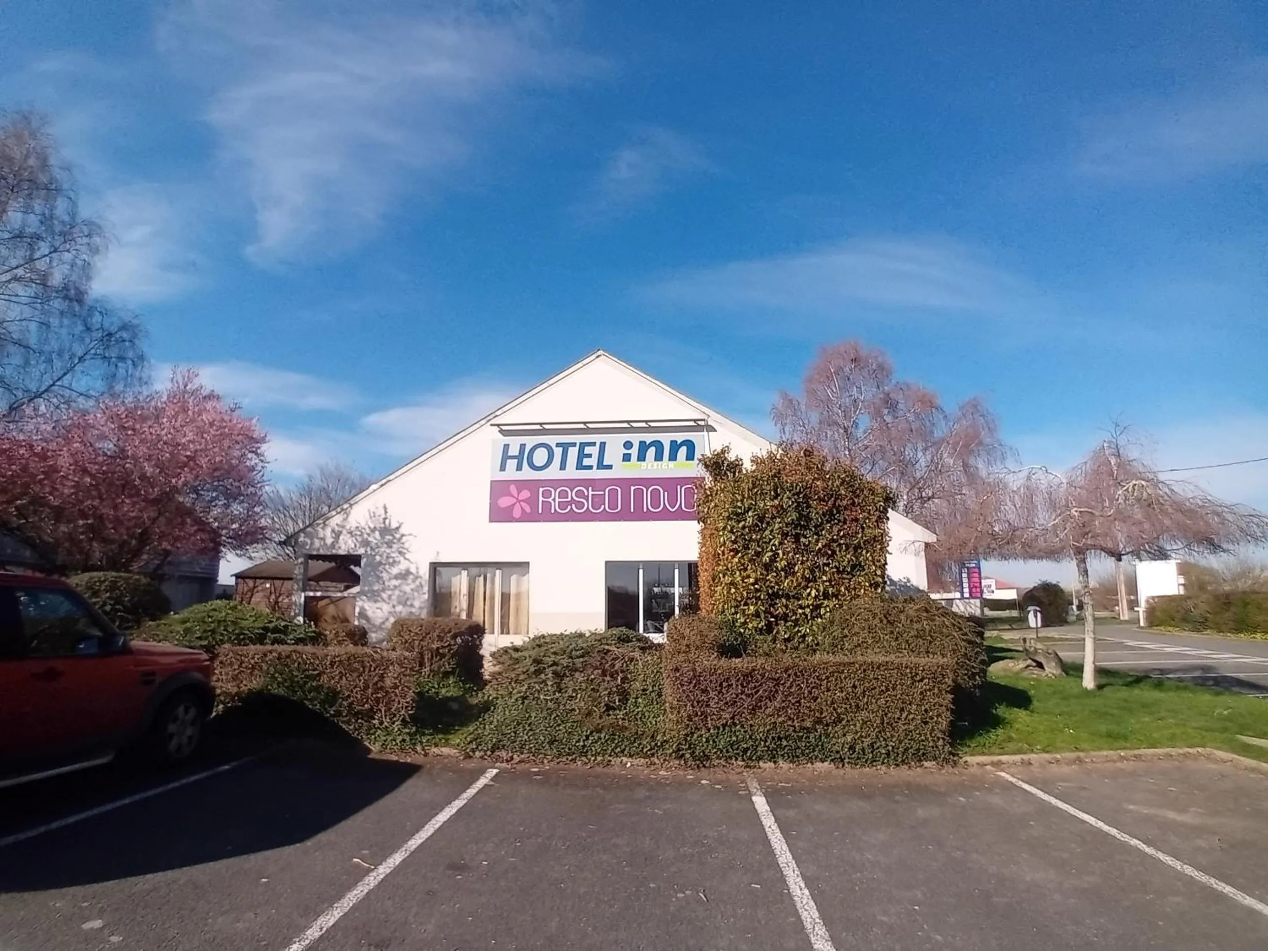 Property building in Hôtel Inn Design Laval