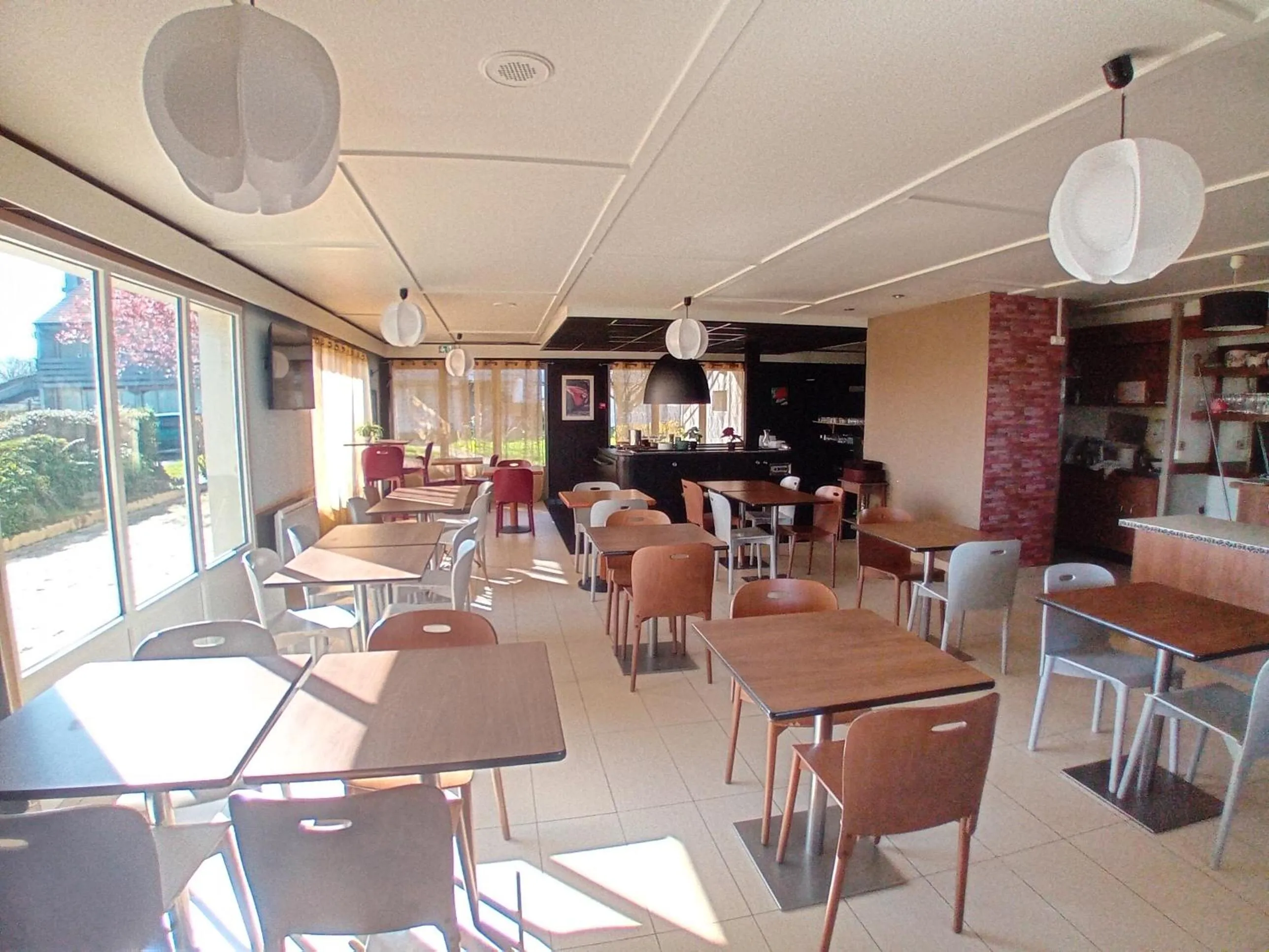 Breakfast in Hôtel Inn Design Laval