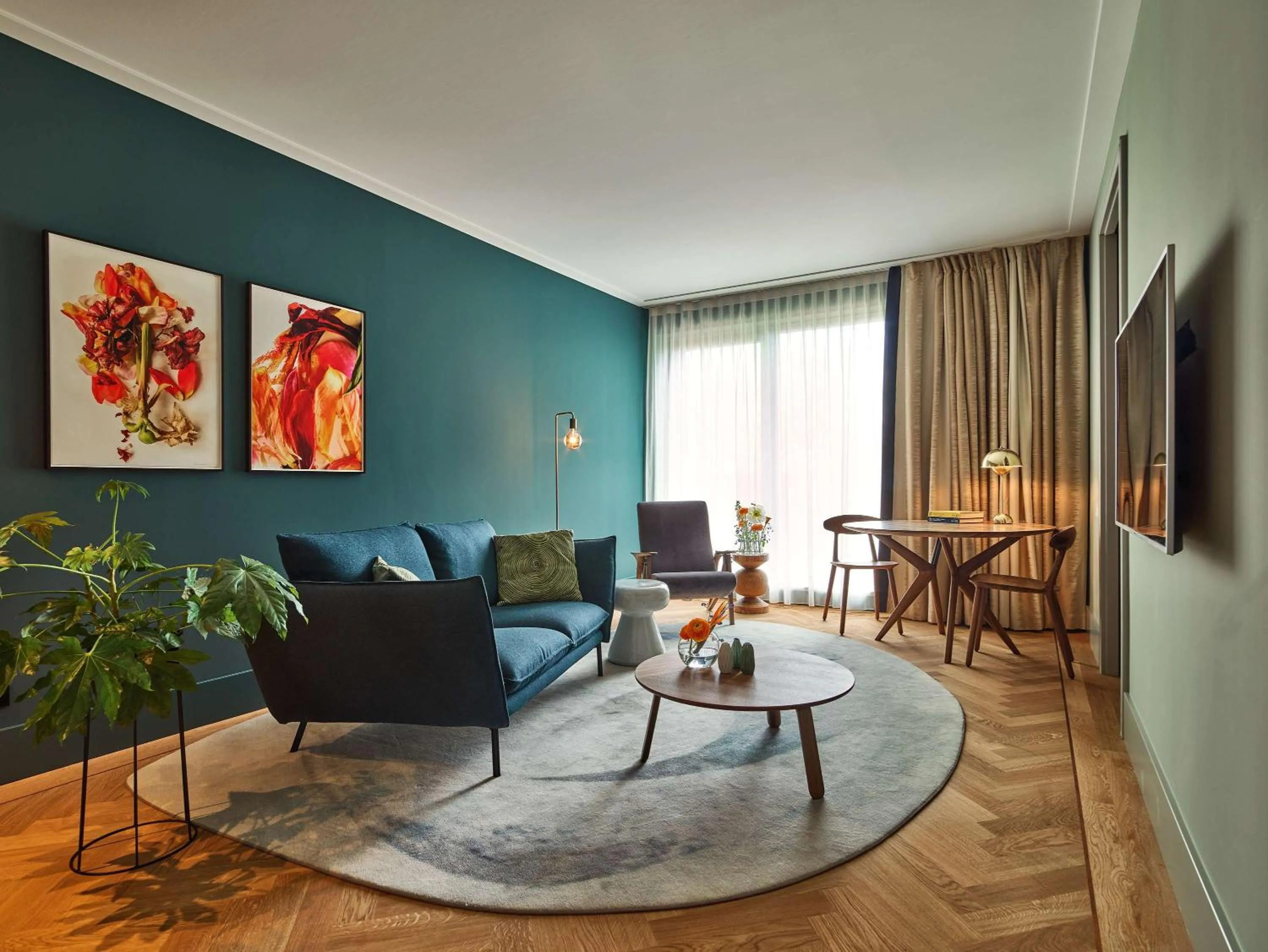 Photo of the whole room in Hyatt Regency Amsterdam