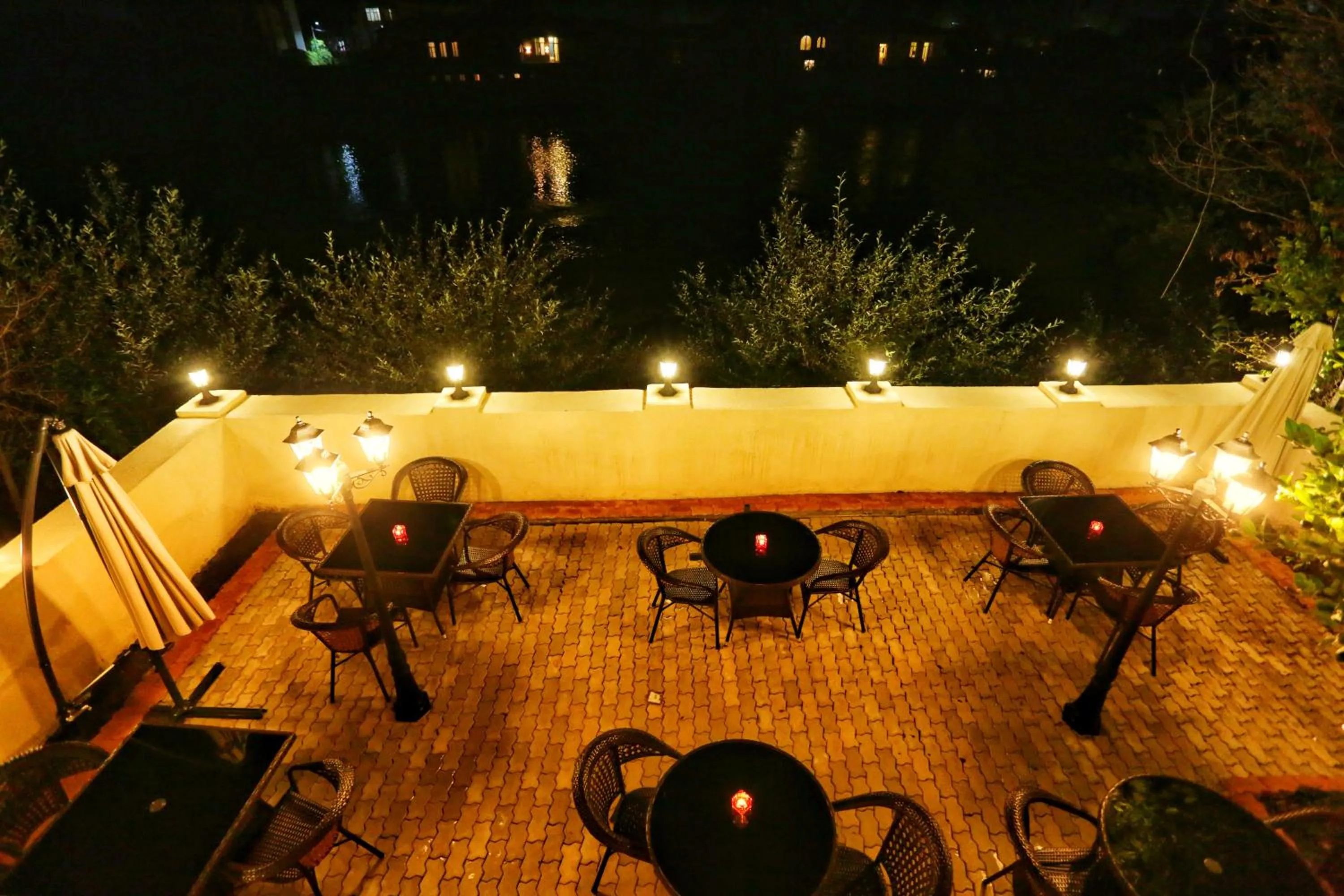 Restaurant/places to eat in Sanapiro Hotel