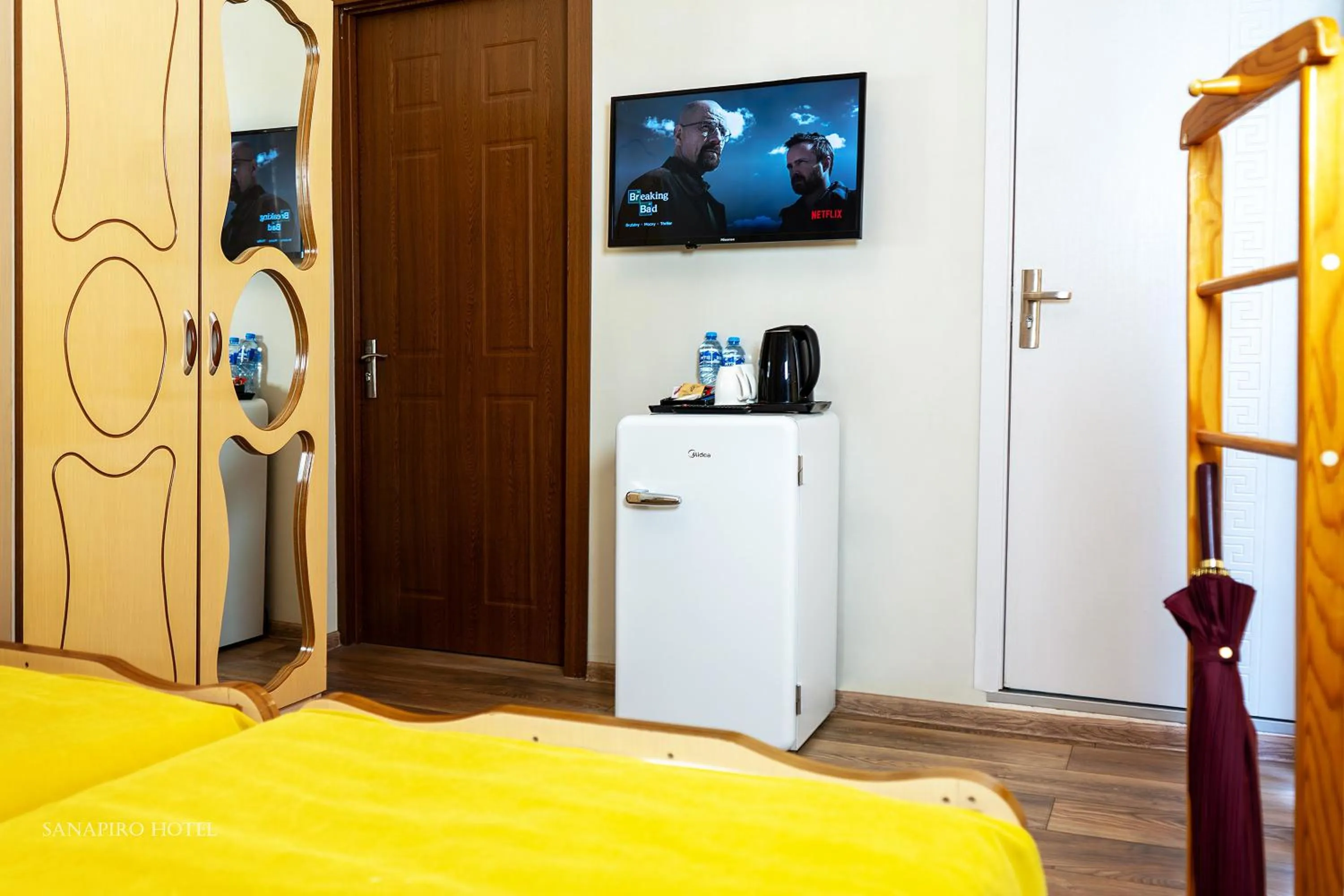 TV and multimedia, Bed in Sanapiro Hotel