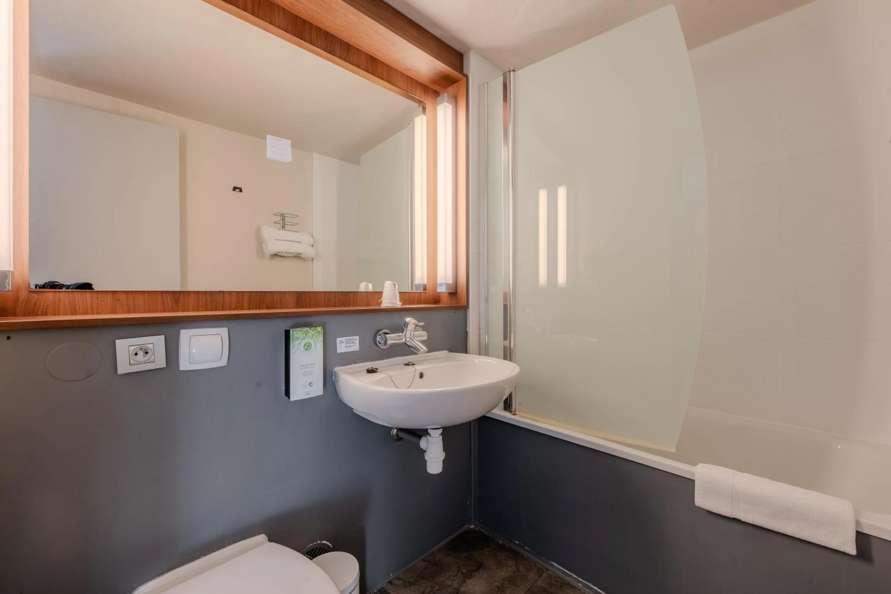 Bathroom in Campanile NATURE - Lille Est Villeneuve-d'Ascq