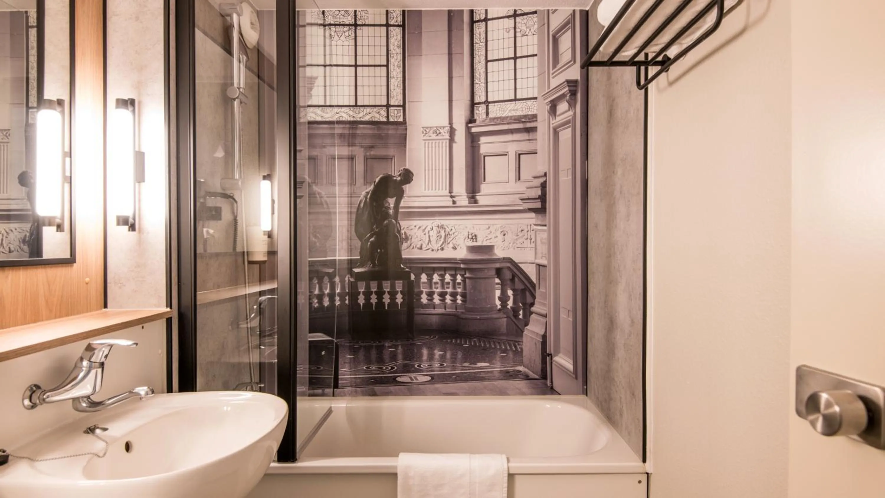 Bathroom in Campanile Lille - Lomme