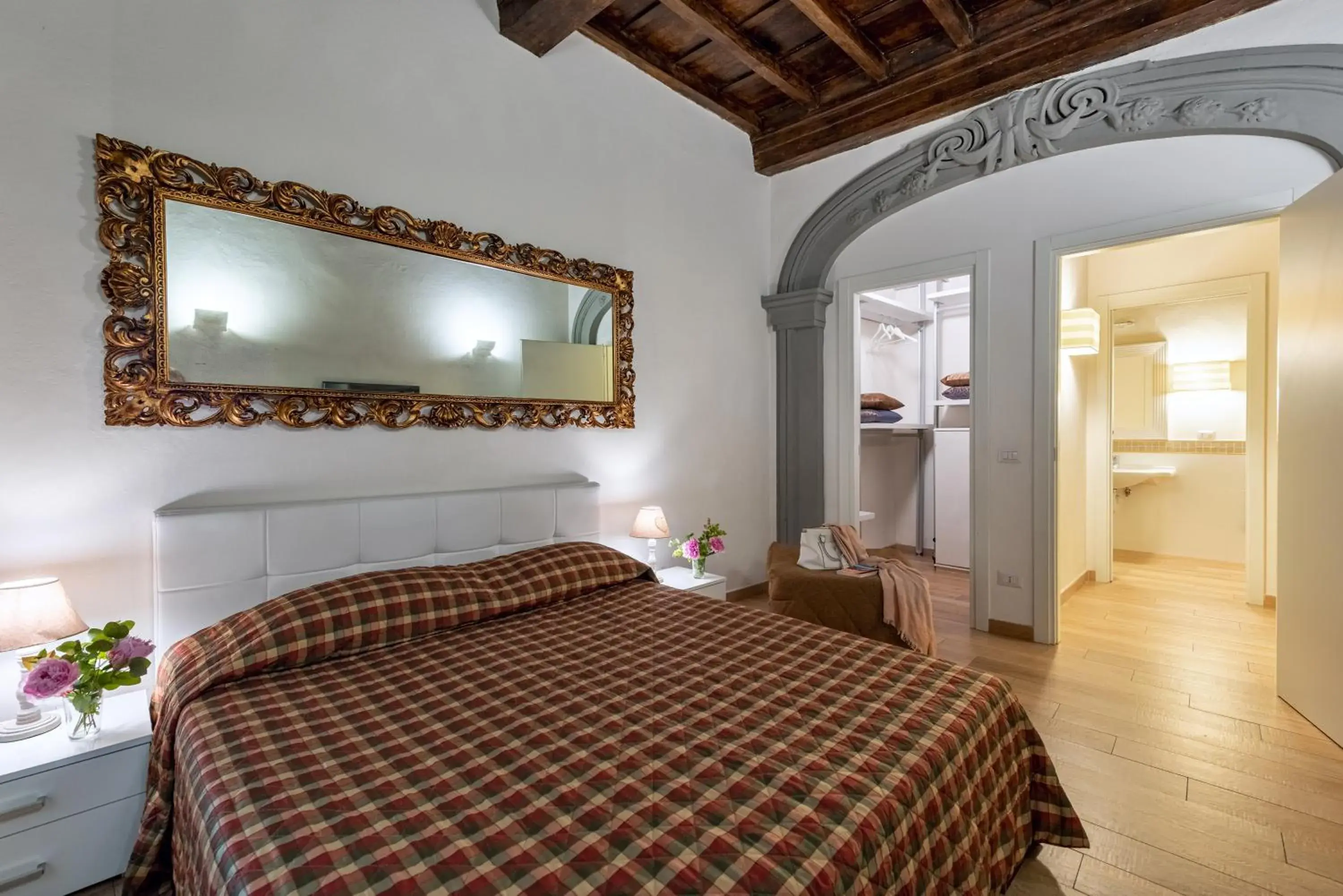 Photo of the whole room, Bed in Windows On Florence Photo of the whole room, Bed in Windows On Florence