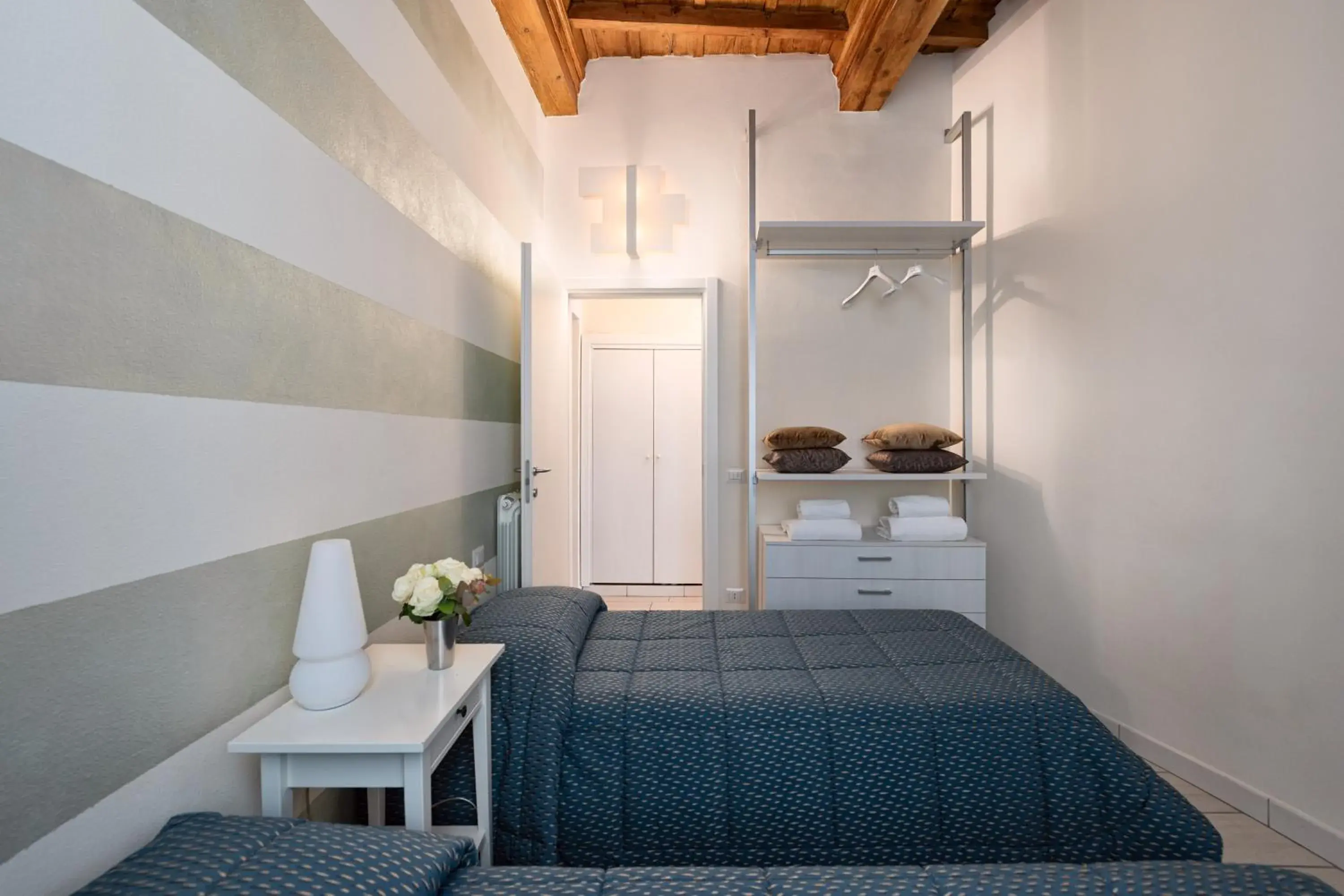 Photo of the whole room, Bed in Windows On Florence Photo of the whole room, Bed in Windows On Florence