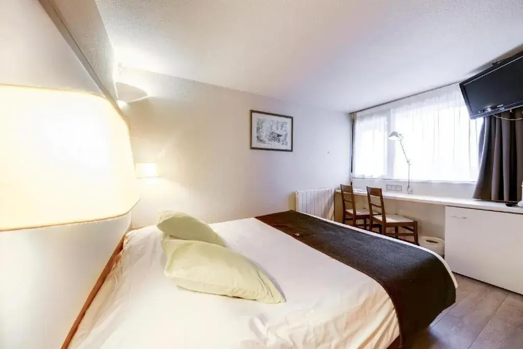 Bedroom, Bed in Brit Hotel Confort Nancy Lunéville Bedroom, Bed in Brit Hotel Confort Nancy Lunéville