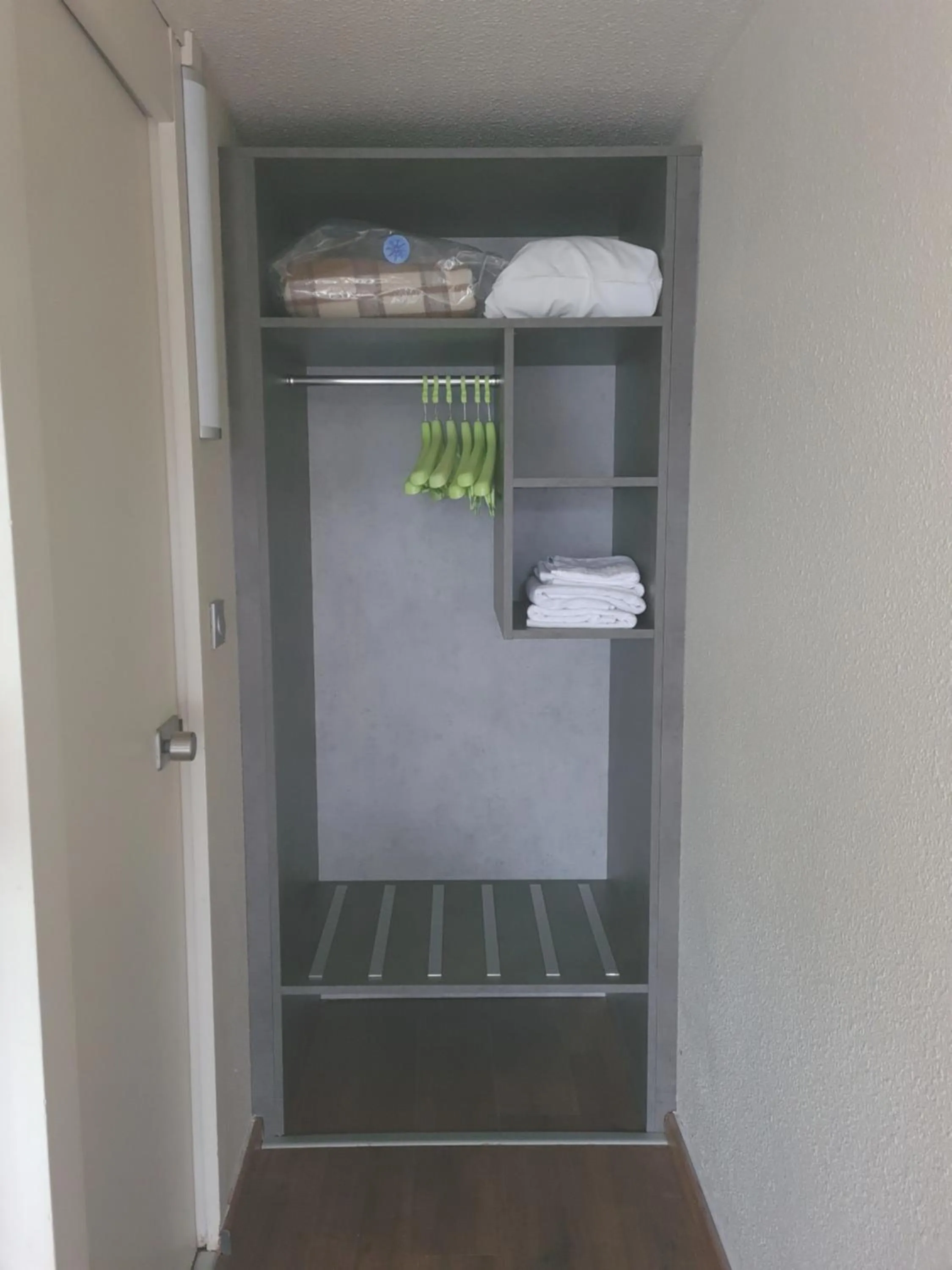 wardrobe in Brit Hotel Confort Nancy Lunéville